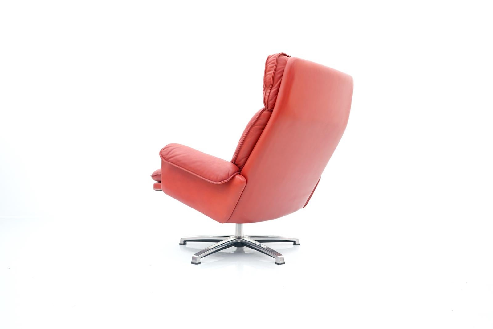 Swivel lounge chair in red leather from Norway, circa late 70s. The backrest tilts to the rear.
Very good condition. Very comfortable.
Measures: H 95 cm, D 85 cm, D 95 cm, SH 40 cm.
 