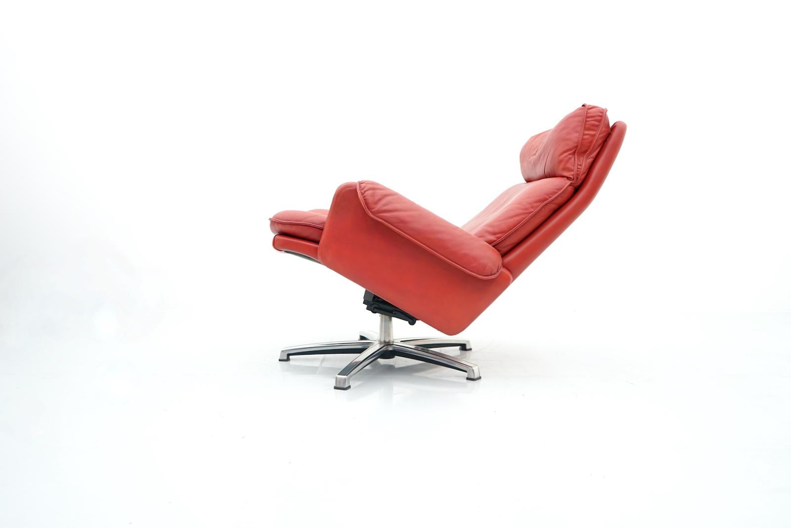 Norwegian Swivel Lounge Chair in Red Leather, 1970s In Good Condition In Frankfurt / Dreieich, DE
