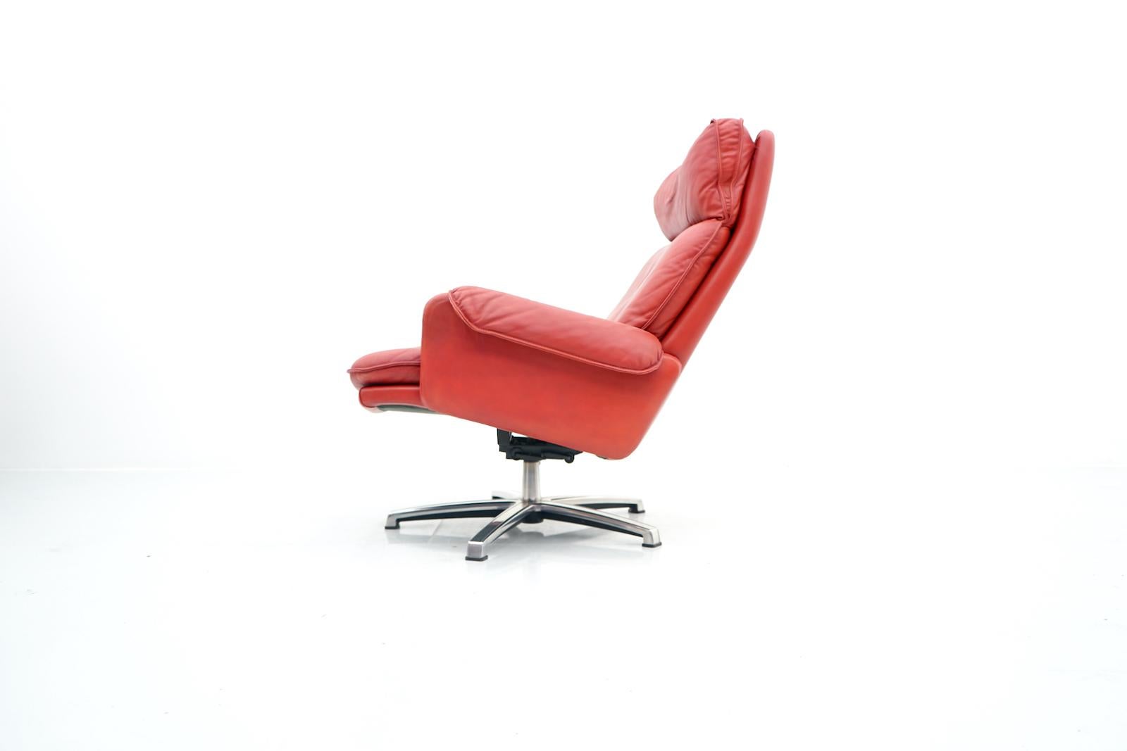 Late 20th Century Norwegian Swivel Lounge Chair in Red Leather, 1970s