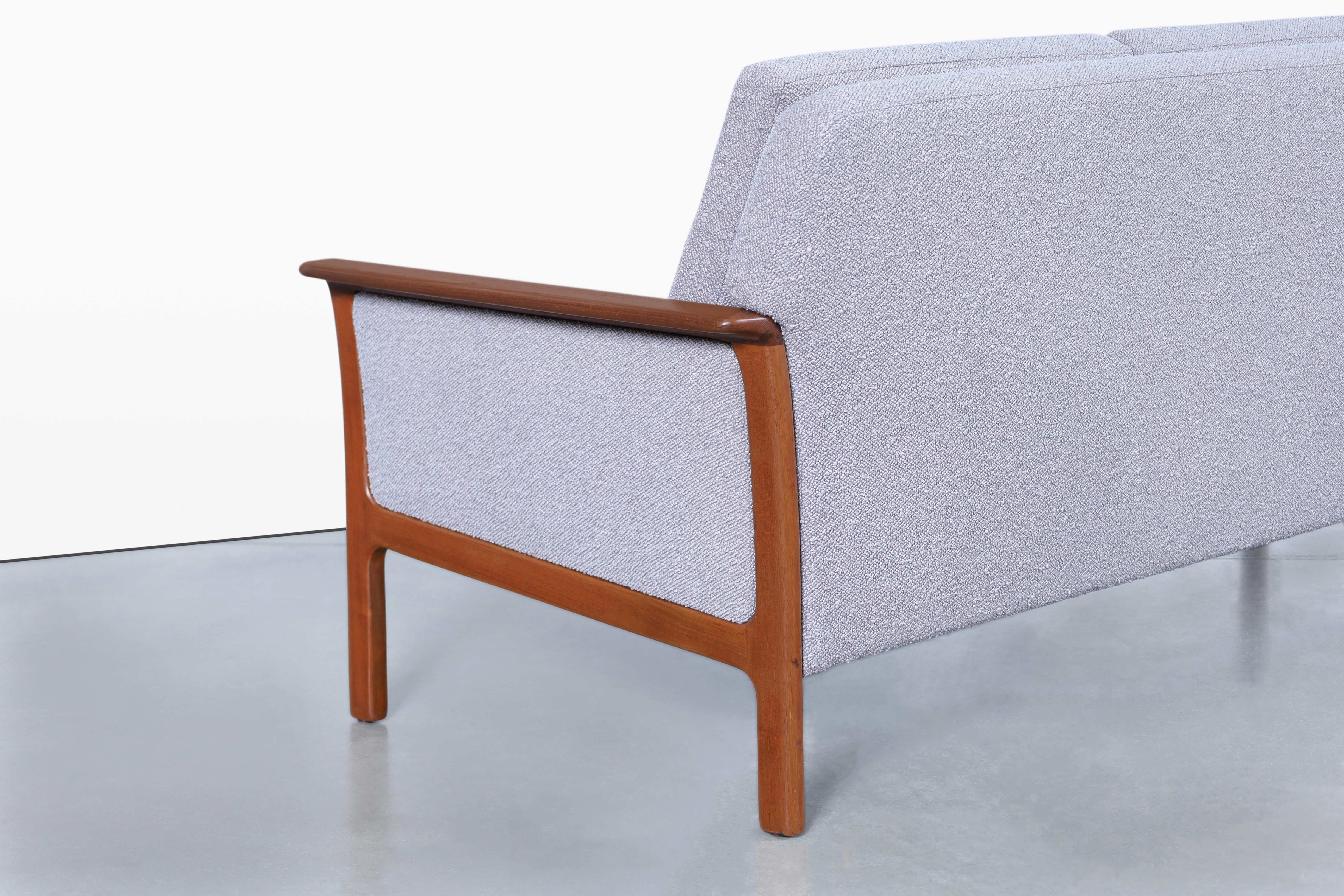 Norwegian Teak and Boucle Sofa Attributed to Fredrik Kayser en venta 3