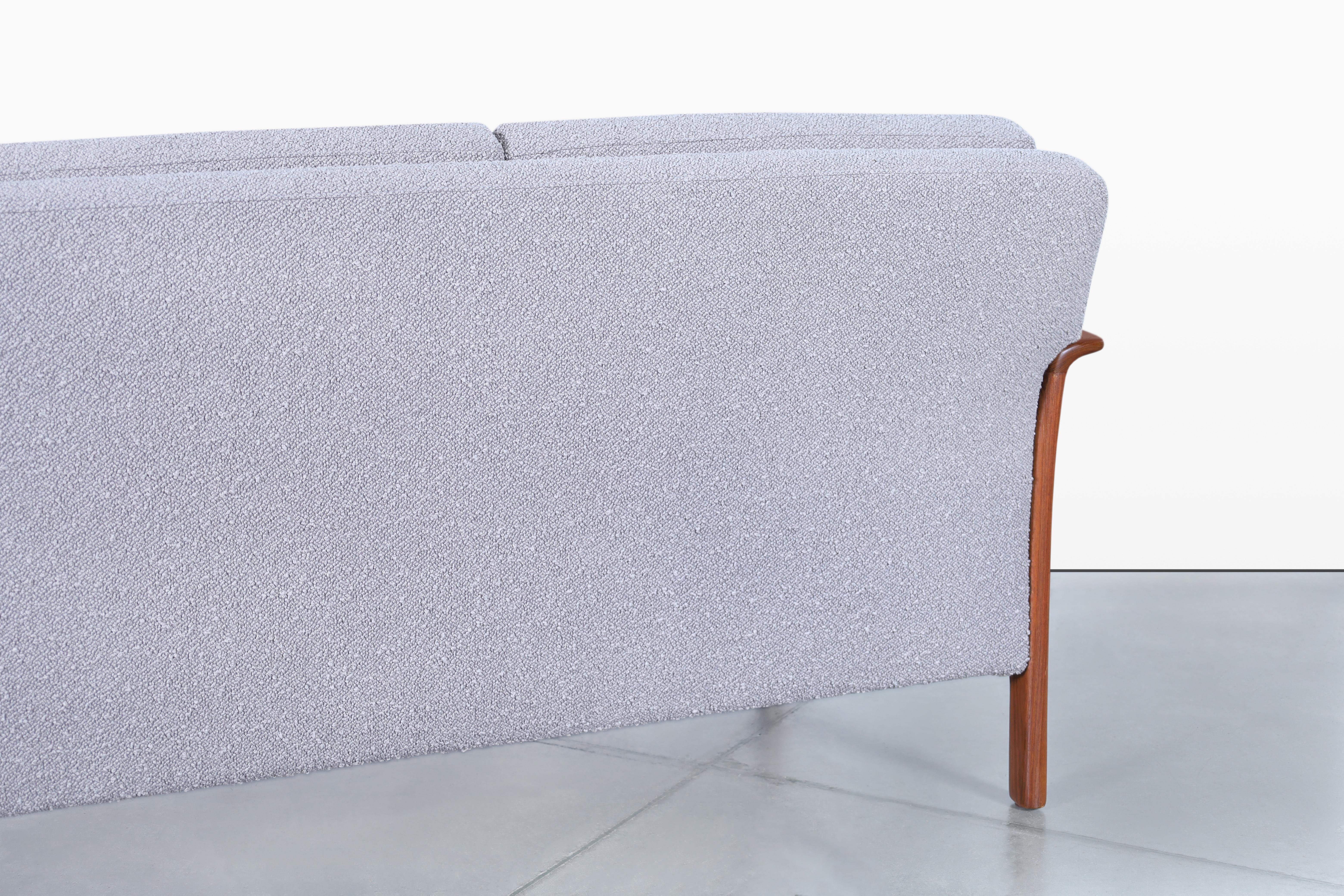 Norwegian Teak and Boucle Sofa Attributed to Fredrik Kayser en venta 4