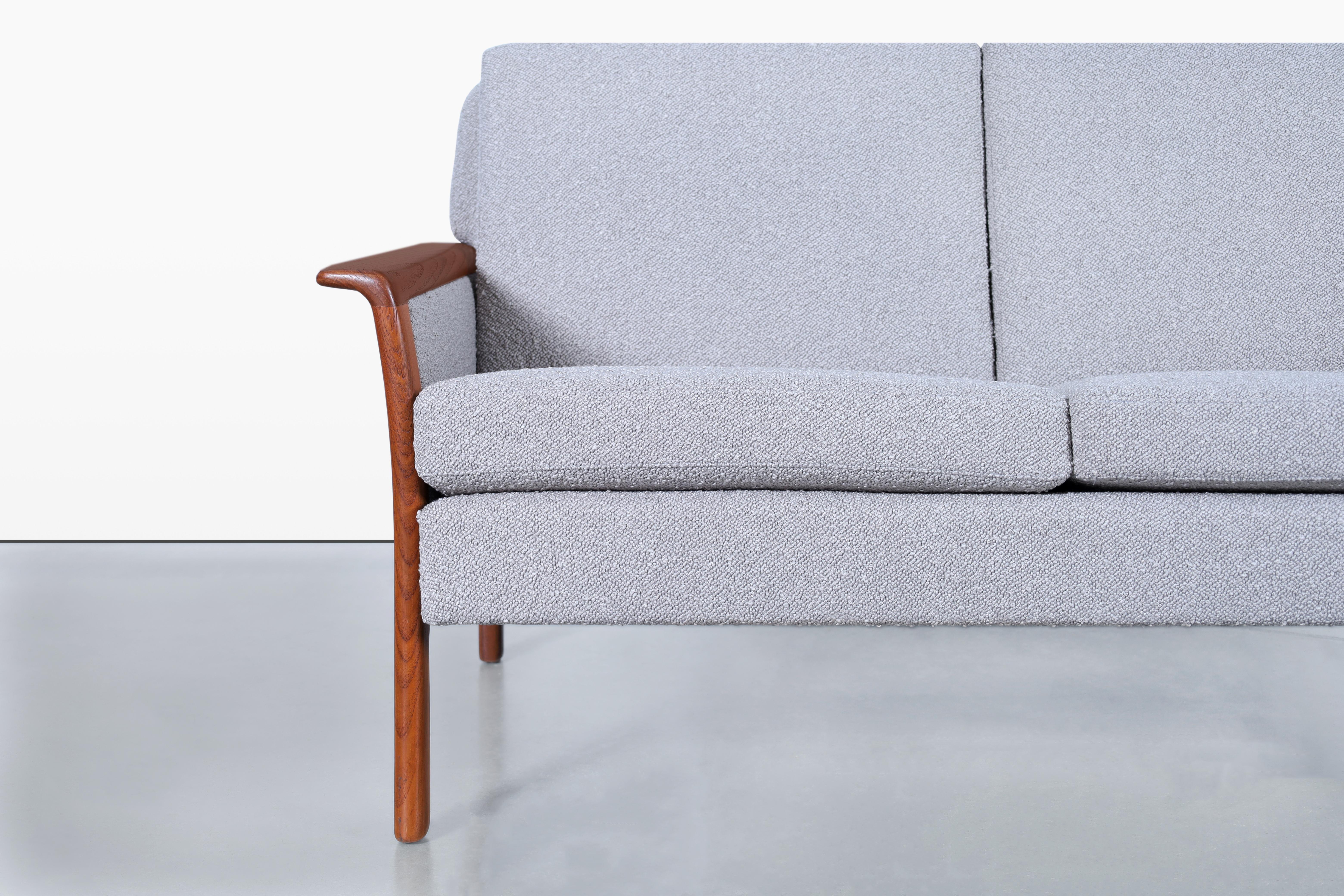 Norwegian Teak and Boucle Sofa Attributed to Fredrik Kayser Moderno de mediados de siglo en venta