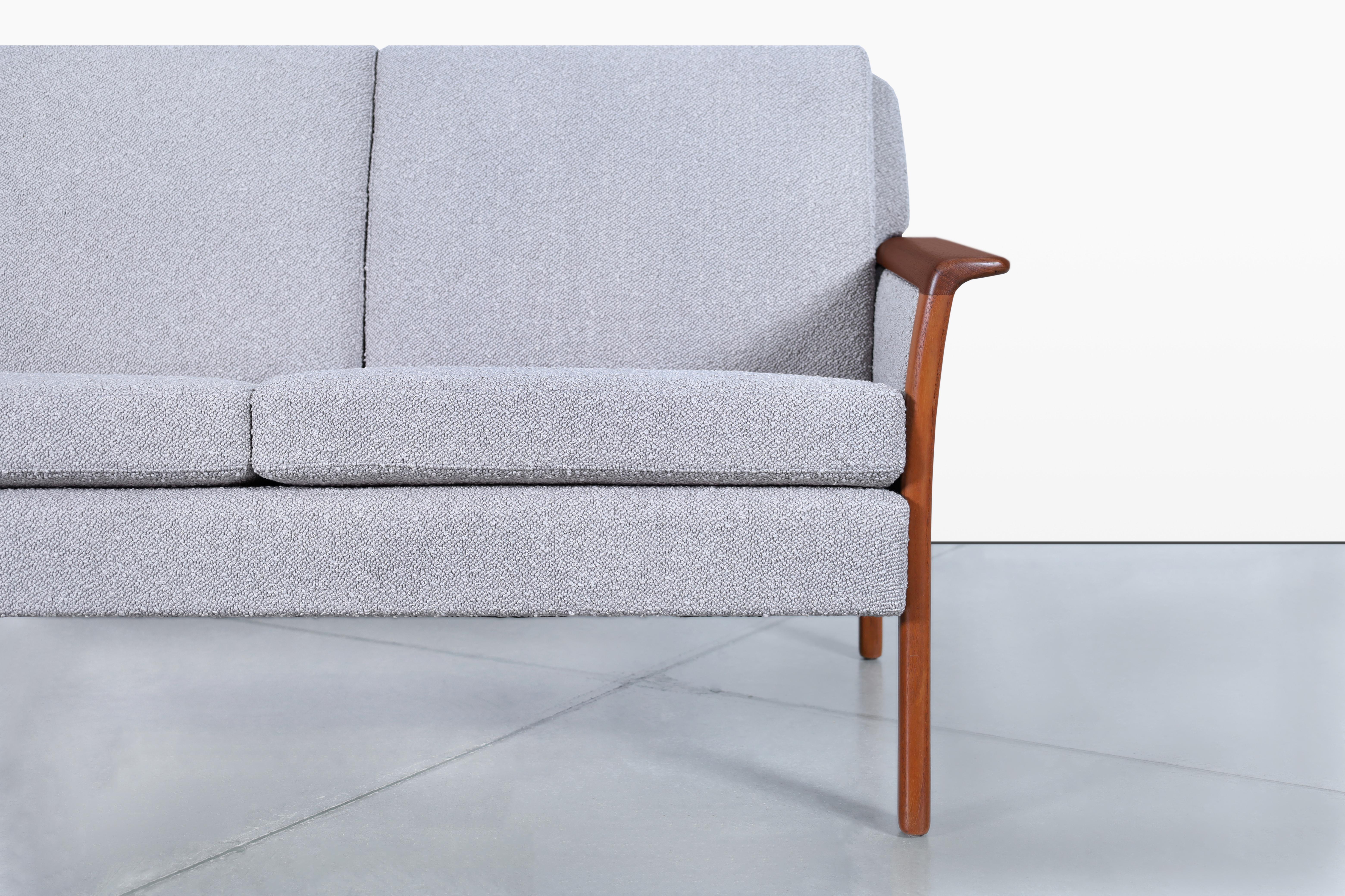 Norwegian Teak and Boucle Sofa Attributed to Fredrik Kayser Noruego en venta