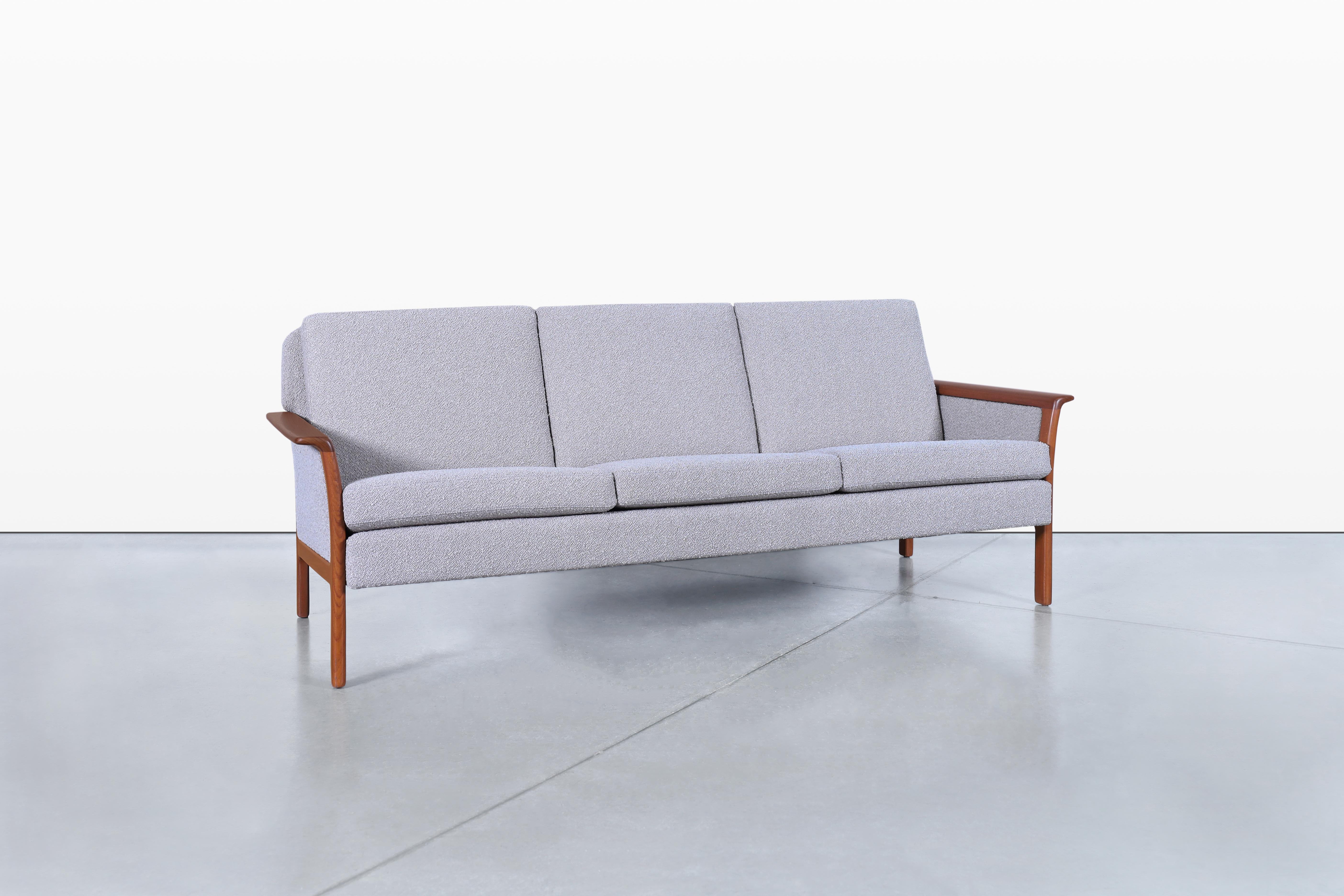 Norwegian Teak and Boucle Sofa Attributed to Fredrik Kayser en Excelente estado para la venta en North Hollywood, CA