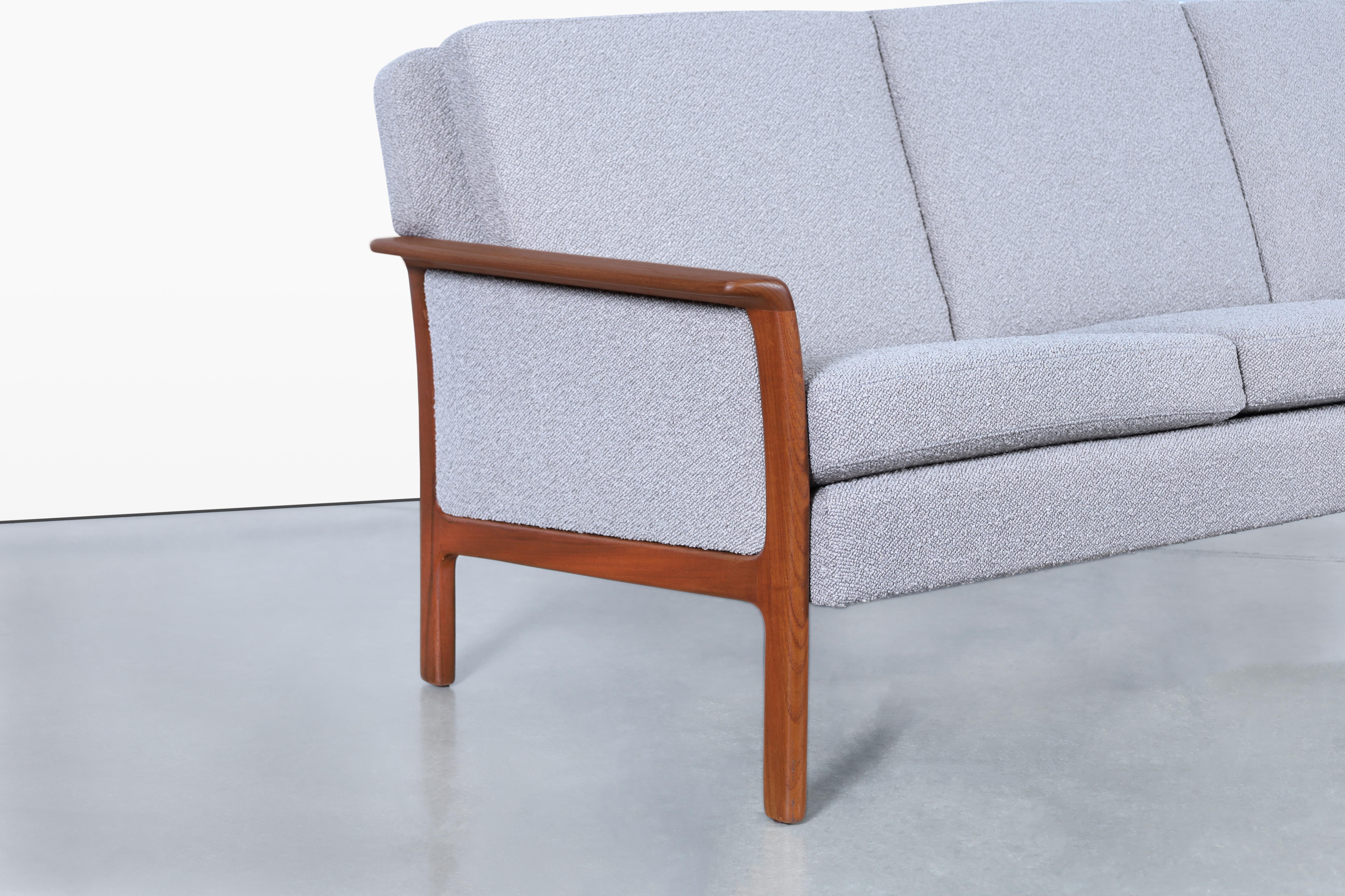 Norwegian Teak and Boucle Sofa Attributed to Fredrik Kayser finales del siglo XX en venta