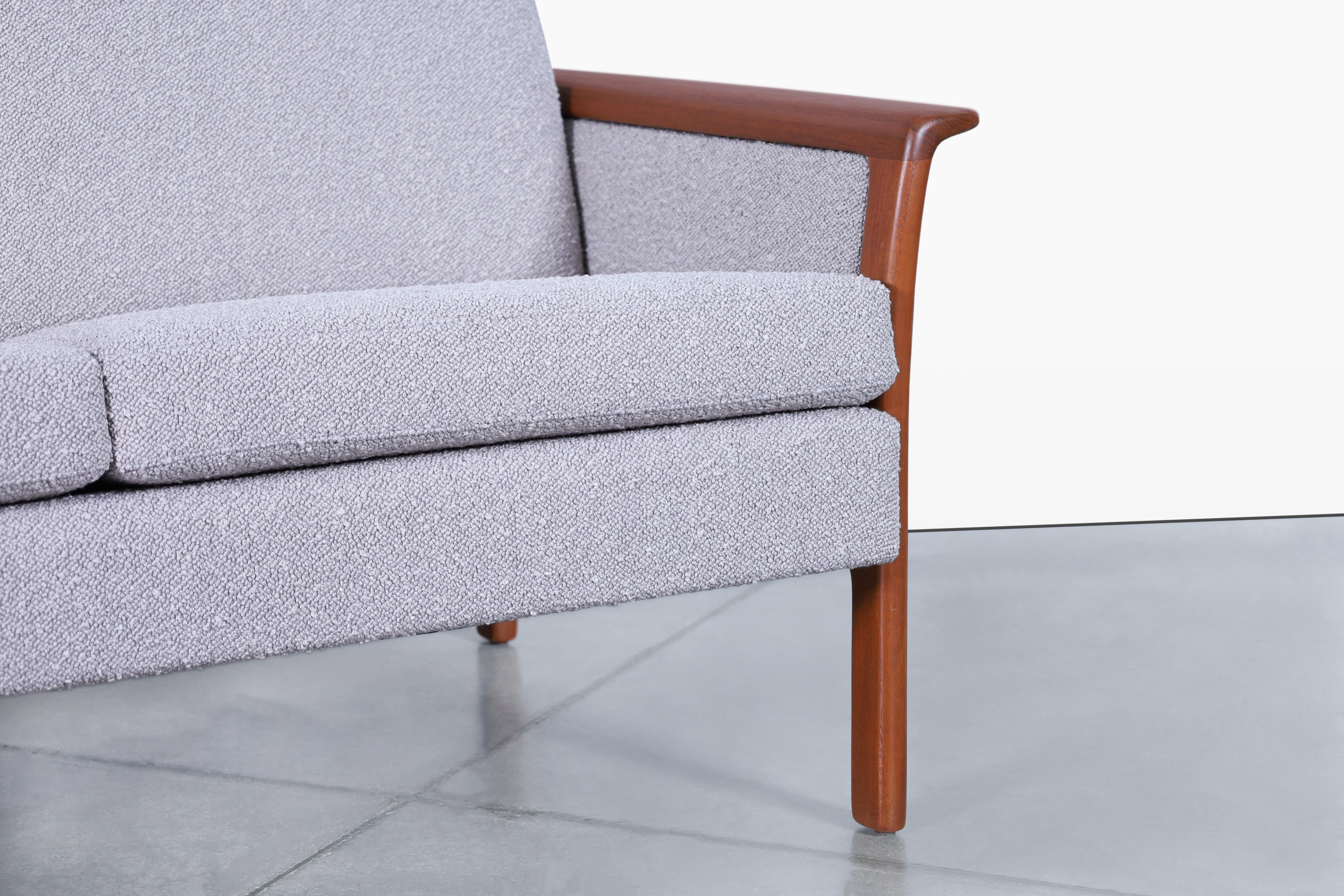 Norwegian Teak and Boucle Sofa Attributed to Fredrik Kayser Bouclé en venta