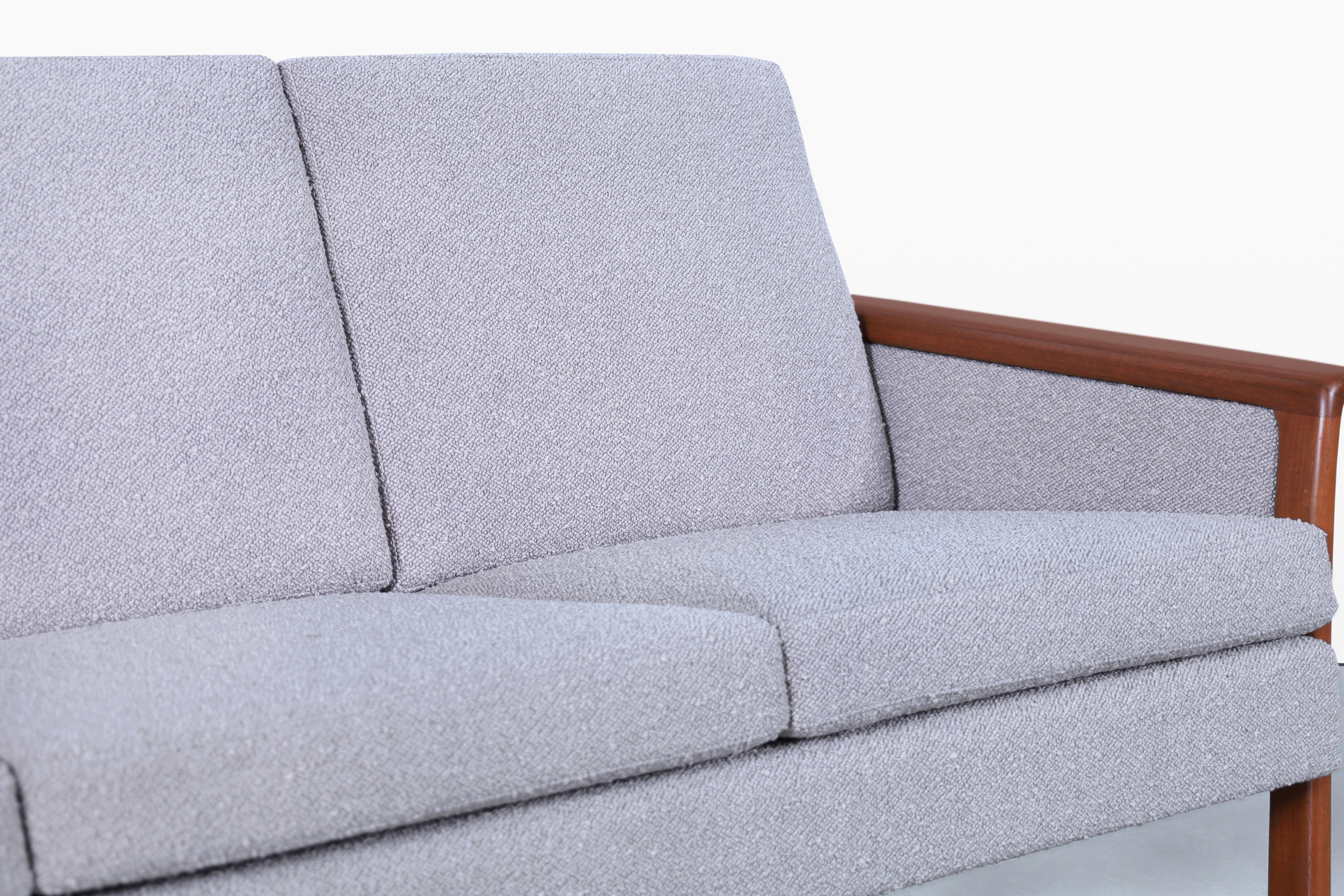 Norwegian Teak and Boucle Sofa Attributed to Fredrik Kayser en venta 1