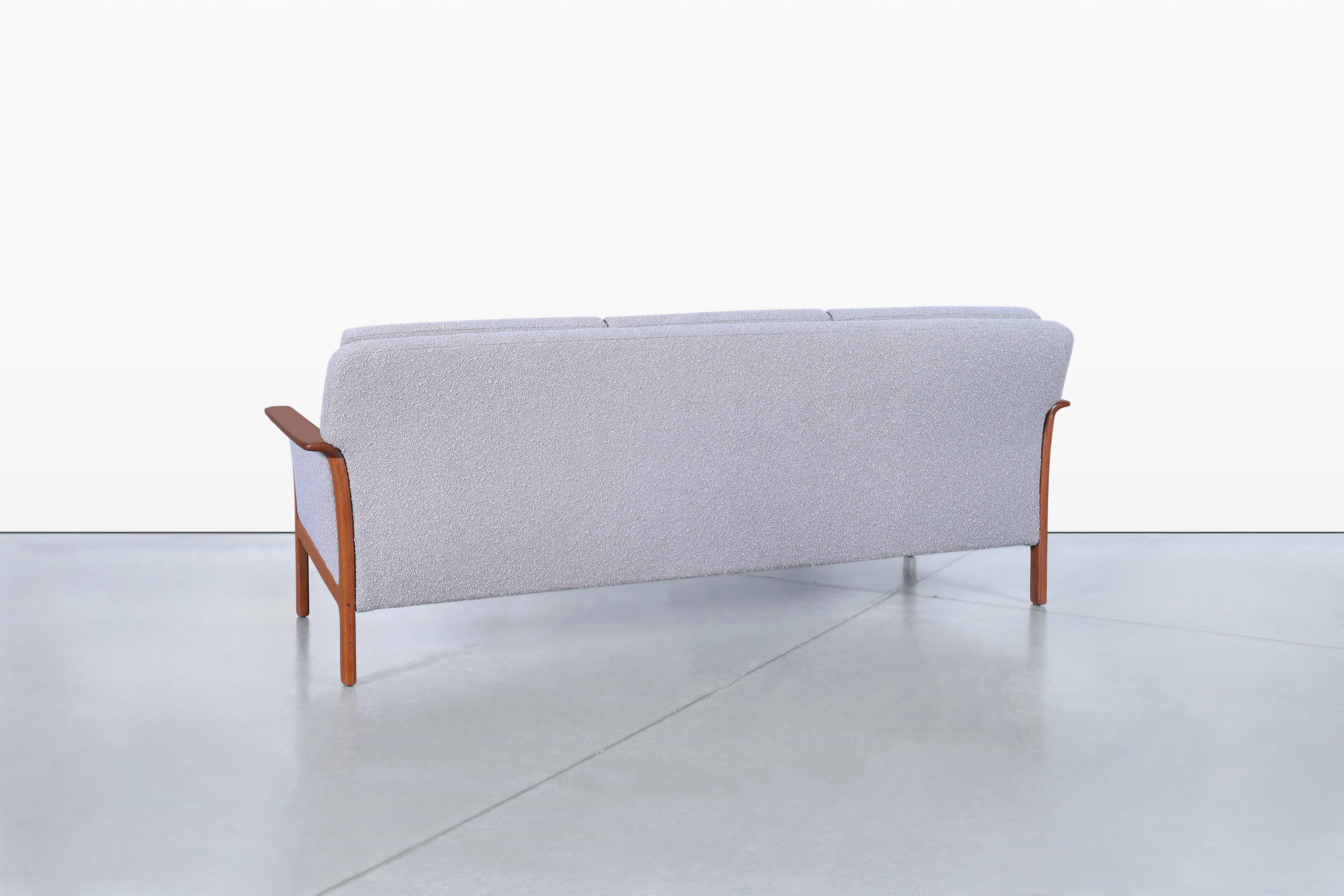 Norwegian Teak and Boucle Sofa Attributed to Fredrik Kayser en venta 2