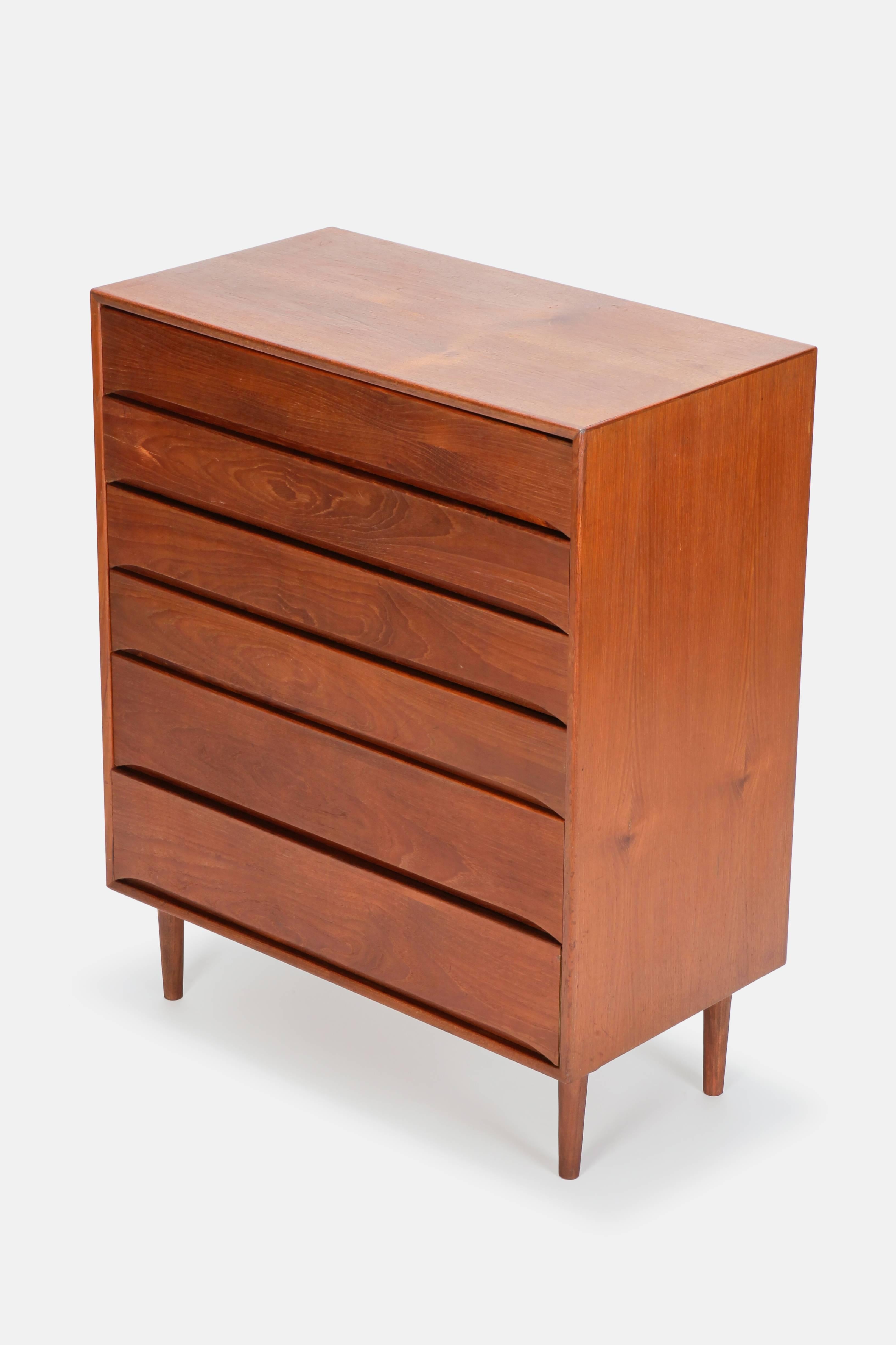Norwegian teak dresser manufactured in the 1960s. Elegant and refined design made of beautiful teak wood.