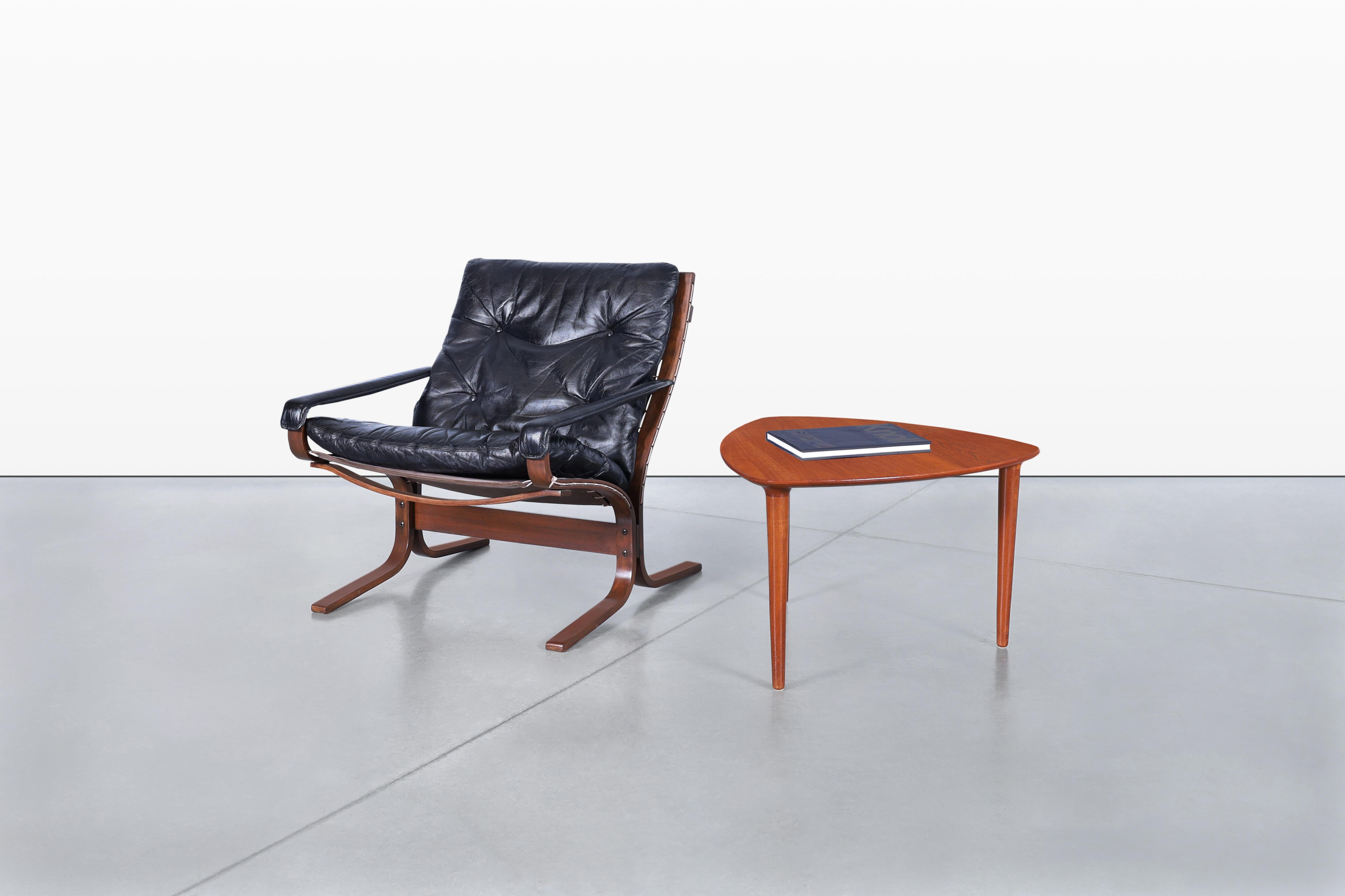 Esta exquisita mesa auxiliar de mediados de siglo, realizada por los talentosos diseñadores Rolf Rastad y Adolf Relling para Gustav Bahus en Noruega durante la década de 1960, es un notable testimonio del diseño moderno escandinavo. Su exclusiva
