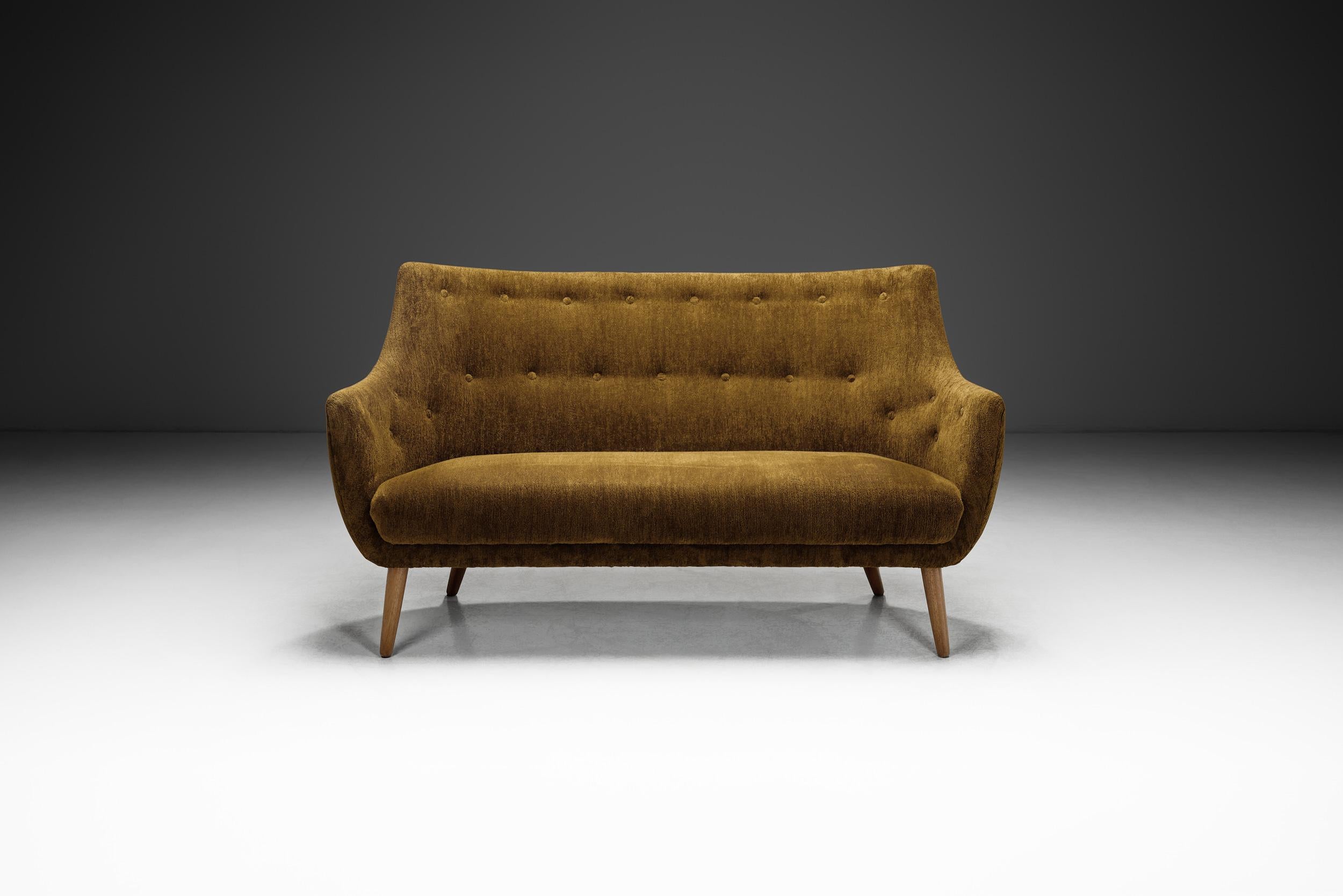 Mid-Century Modern Canapé norvégien à deux places à la manière de Finn Juhl, Norvège 20e siècle en vente