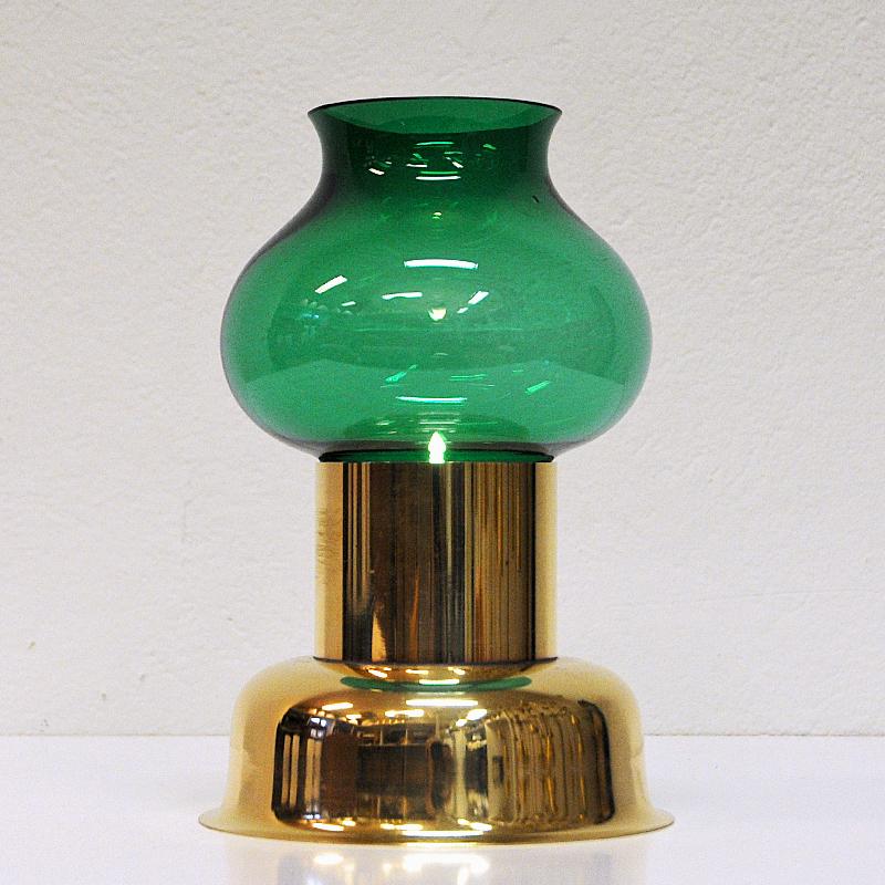 Lovely midcentury Norwegian odel brass cylinder candle holder by Odel Messing in the 1960s. Beuitiful shaped glass shade and brass base. The oval shaped green colored glass cover is removable. For larger tea lights or cube candles.

Measures: 20cm