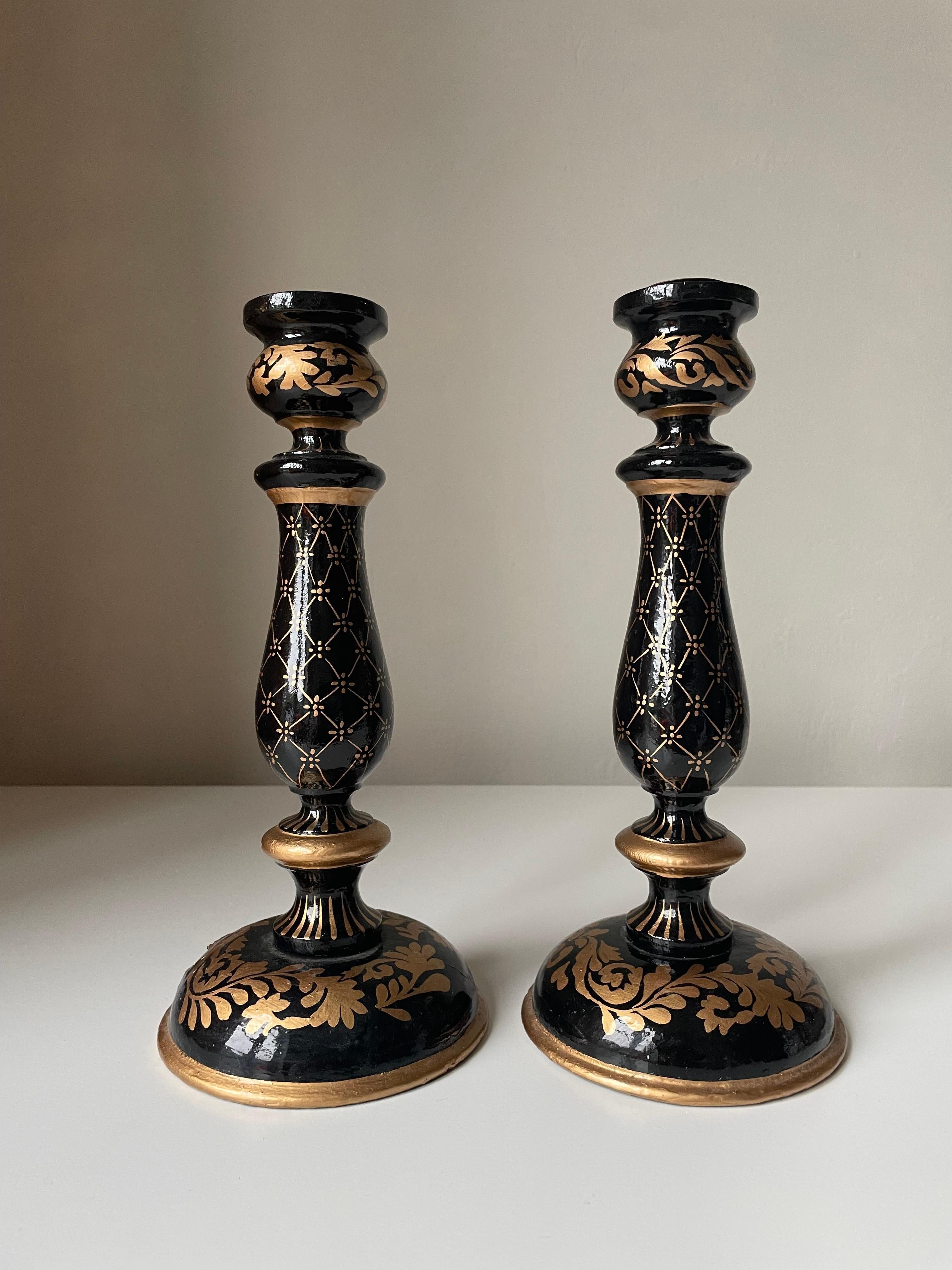 Fatto a mano Candelieri norvegesi in legno nero dipinto d'oro, anni '80 in vendita