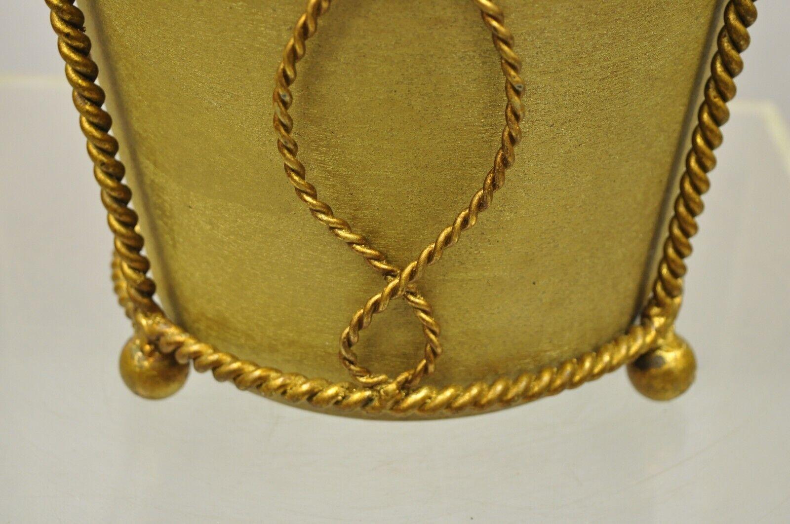 Trashcan italien en fer doré de style Hollywood Regency avec revêtement en vente 1