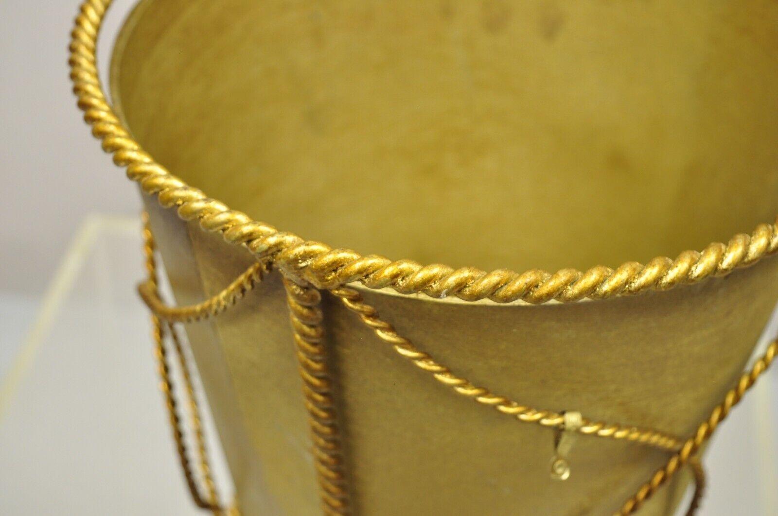 Trashcan italien en fer doré de style Hollywood Regency avec revêtement en vente 2