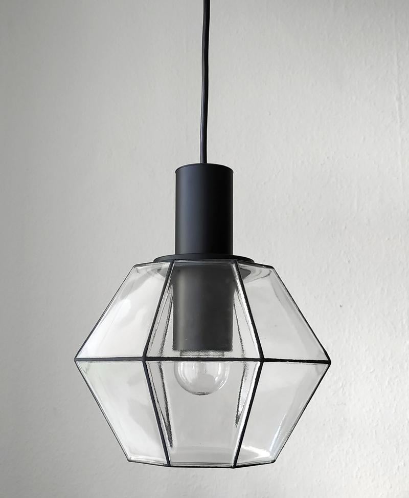 Beautiful clear glass and black lacquered metal pendant light in the Art Dèco style.
Germany, 1960s.
Sockets: One E27 (US 1x E26).
Height (body): 12 In (30 cm)
NOS. This light is original vintage, but not used.
  