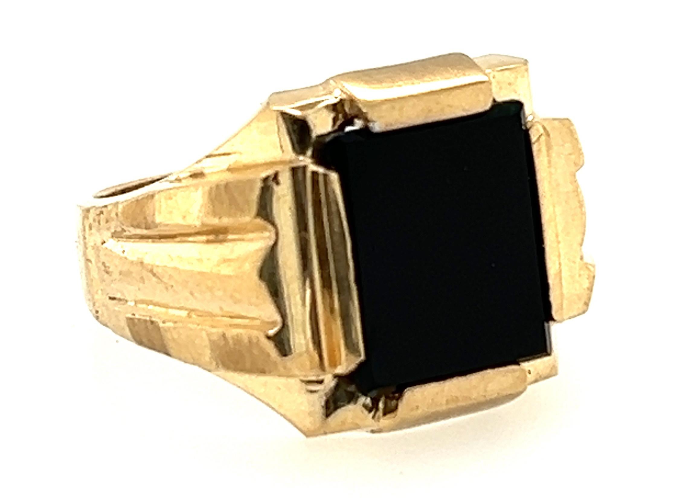 NOS Retro Mens Onyx Cocktail Ring Yellow Gold Antique Original 1940s-1950s In New Condition In Dearborn, MI