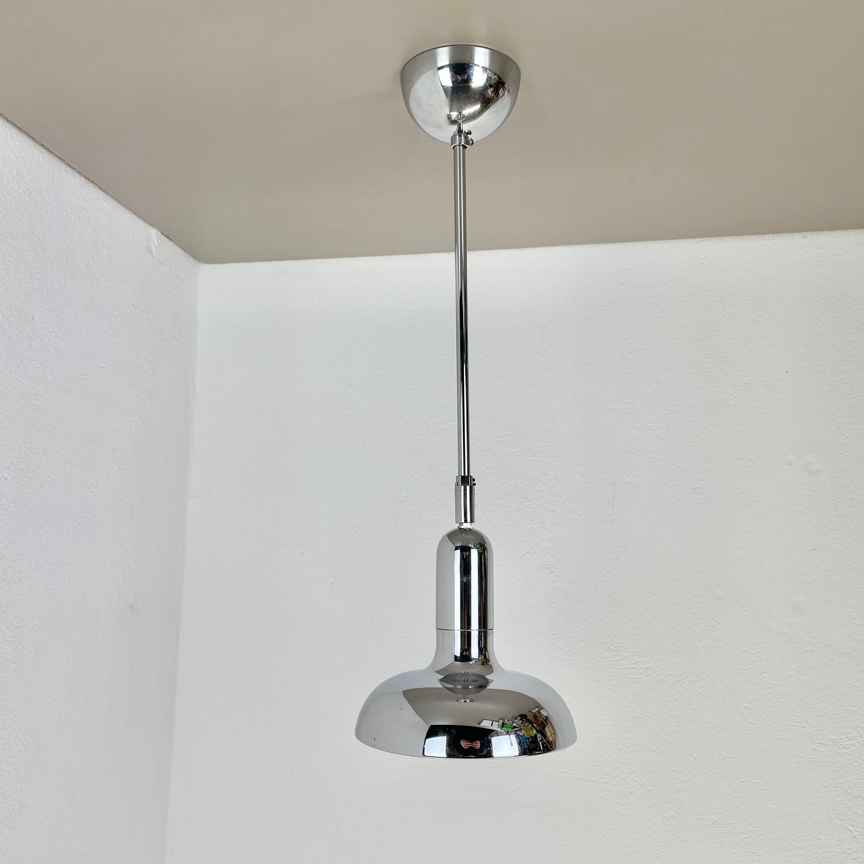 Article:

ceiling light with 1 light spot

NOS! new old stock.


Producer:

COSACK Lighting, Germany


Design:

in style of Koch & Lowy



Origin:

Germany



Age:

1970s





Original 1970s modernist German ceiling light made of metal with chrome