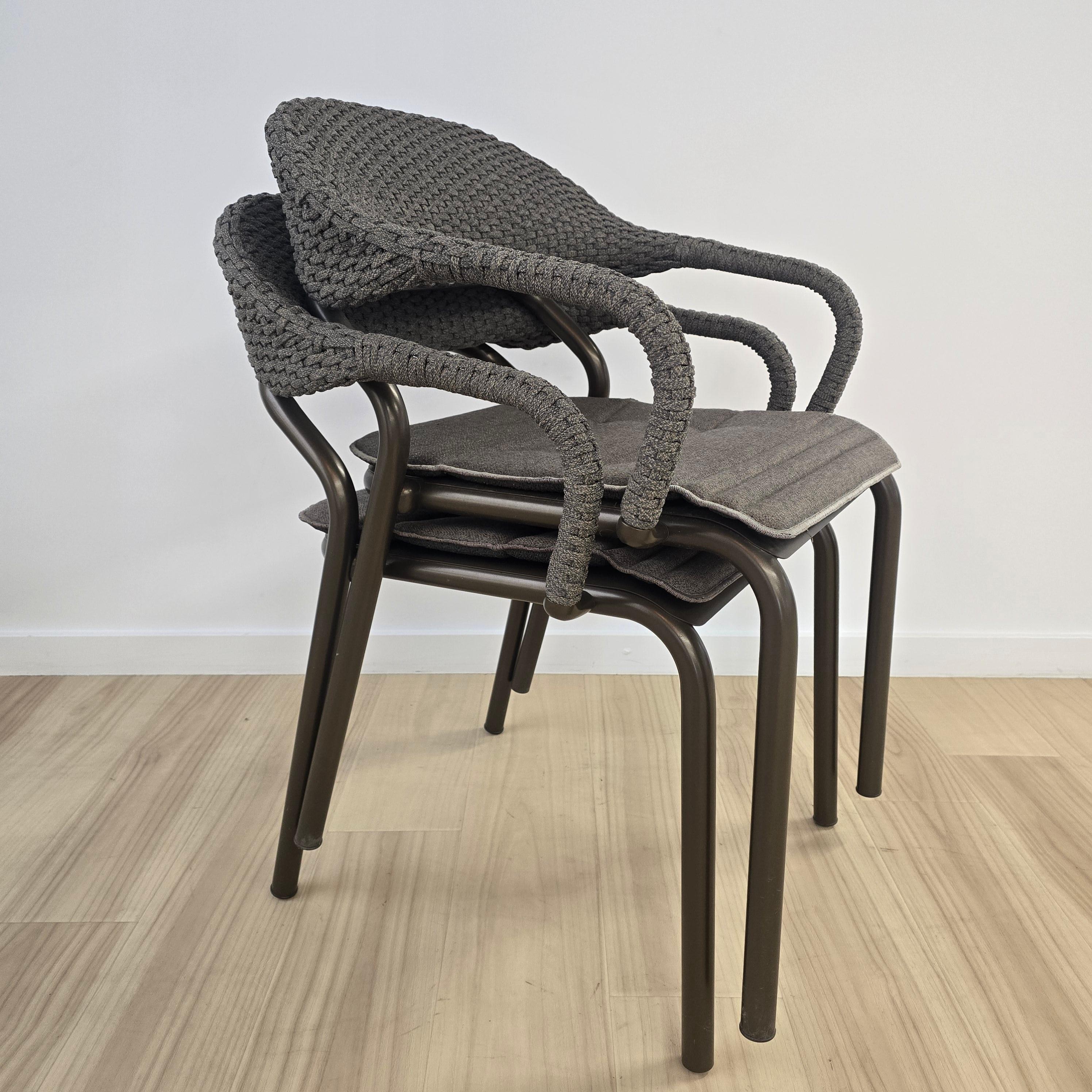 NOSS Poltrona da pranzo design Edoardo Gherardi

Una fitta trama di corde sintetiche intrecciate a mano disegna lo schienale della poltrona Noss da bracciolo a bracciolo, come un nastro armonioso e leggero.

Curve morbide ed eleganti definiscono la