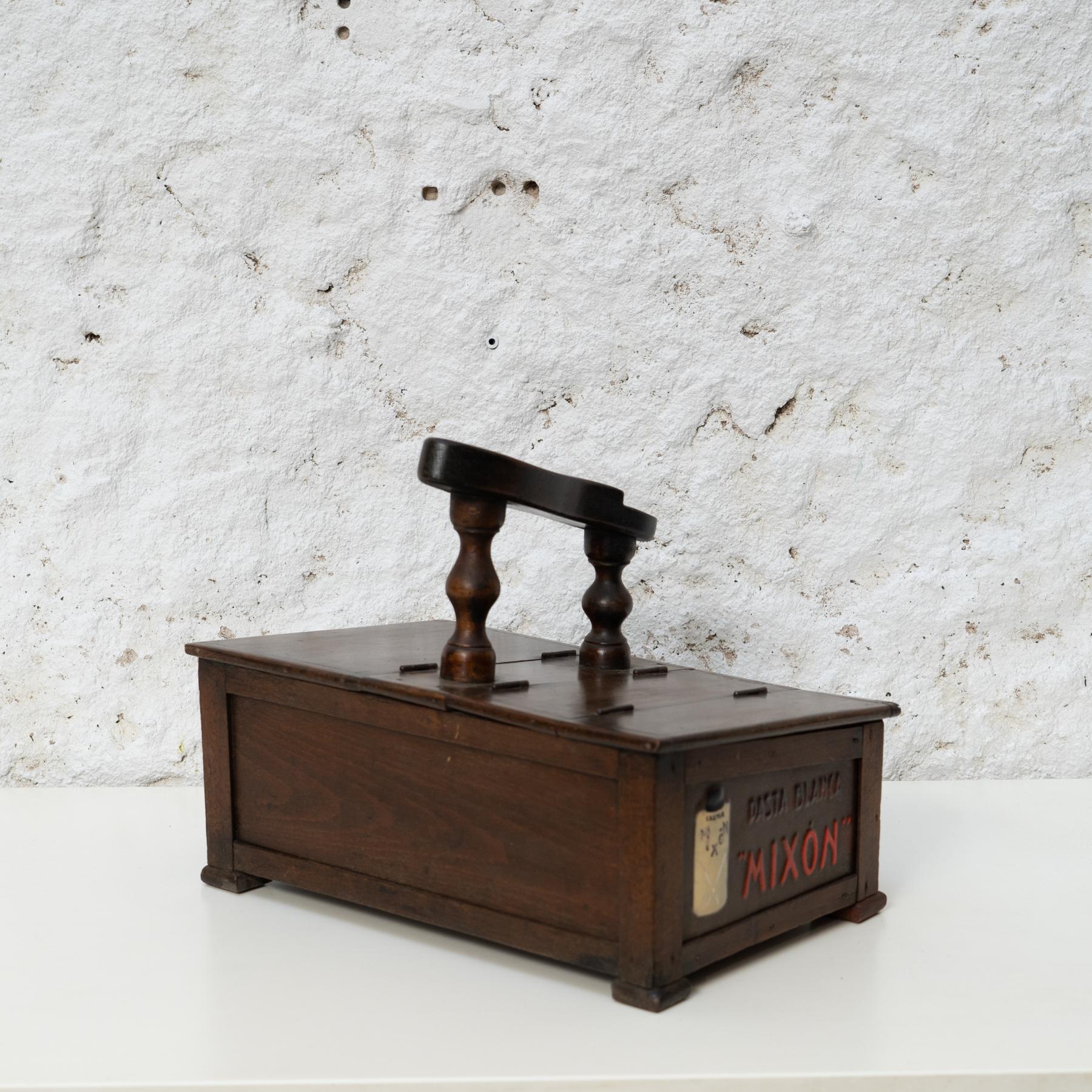 Nostalgic Craft: Hand-Painted Shoeshiner Box, Wood and Metal, c. 1930 In Good Condition In Barcelona, Barcelona