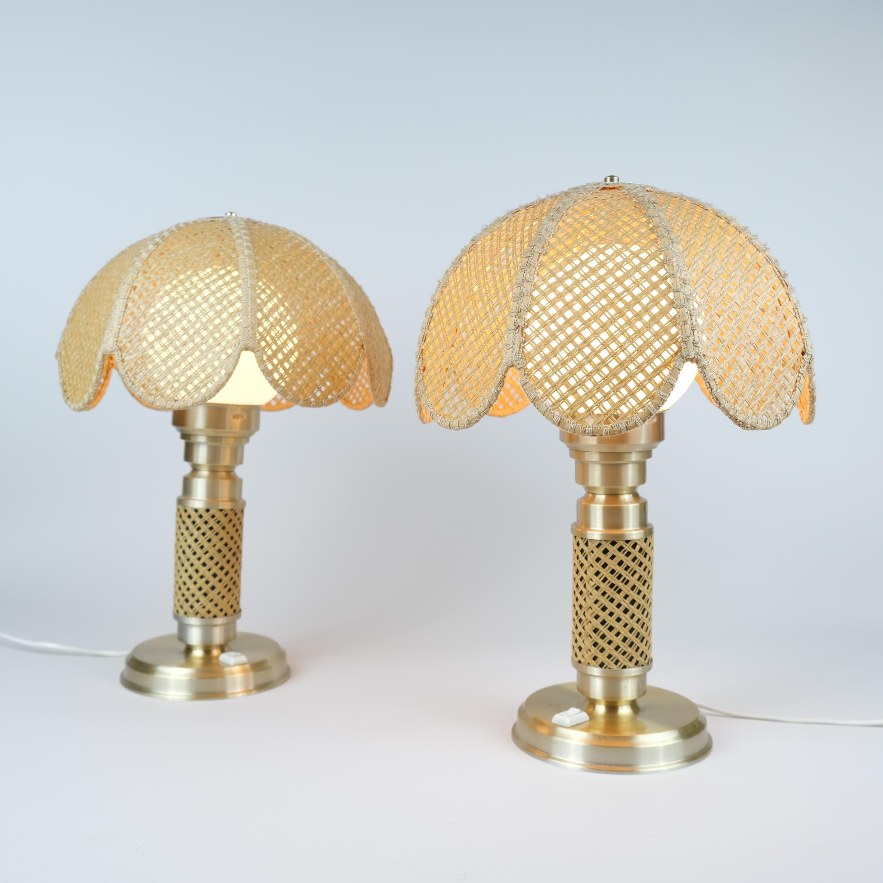 Una nostalgica coppia di lampade da tavolo in stile bohémien che combina ottone, rattan e vetro opalino. Direttamente dalle vibrazioni degli anni '80 e dallo stile Boho. Le lampade sono il modello No. 140 di Ker-Lux Mäntä che ha prodotto lampade di