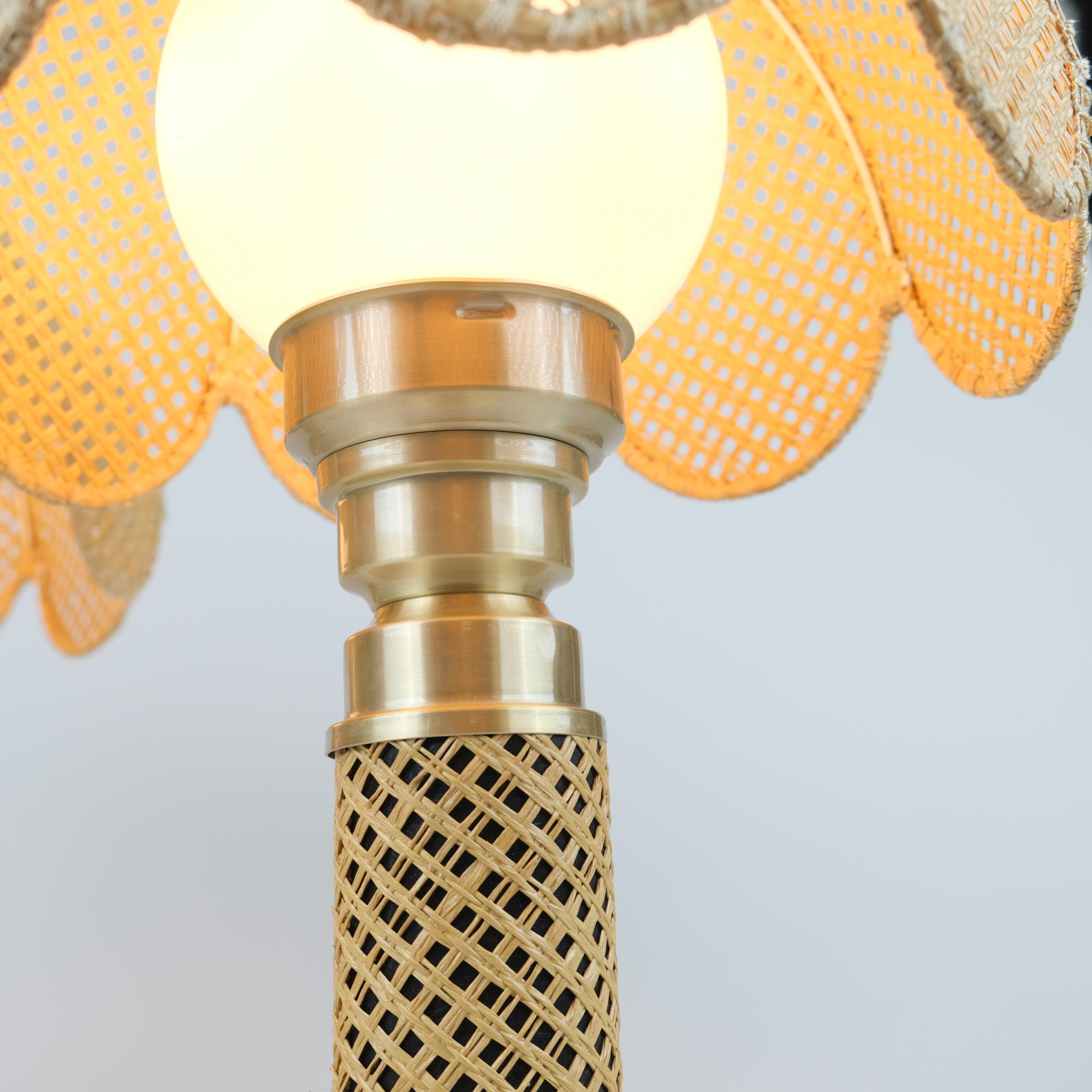 Bohémien Nostalgica coppia di lampade da tavolo Boho di Ker-Lux, ottone e rattan, Finlandia anni '80 in vendita