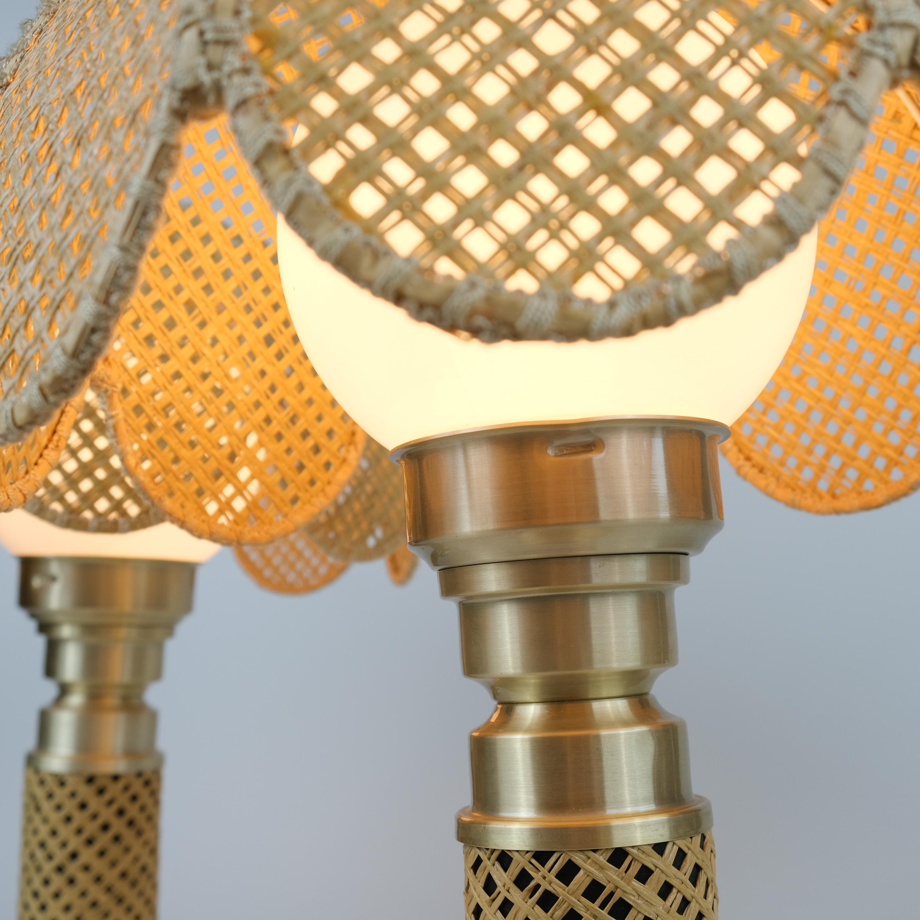 Fine XX secolo Nostalgica coppia di lampade da tavolo Boho di Ker-Lux, ottone e rattan, Finlandia anni '80 in vendita