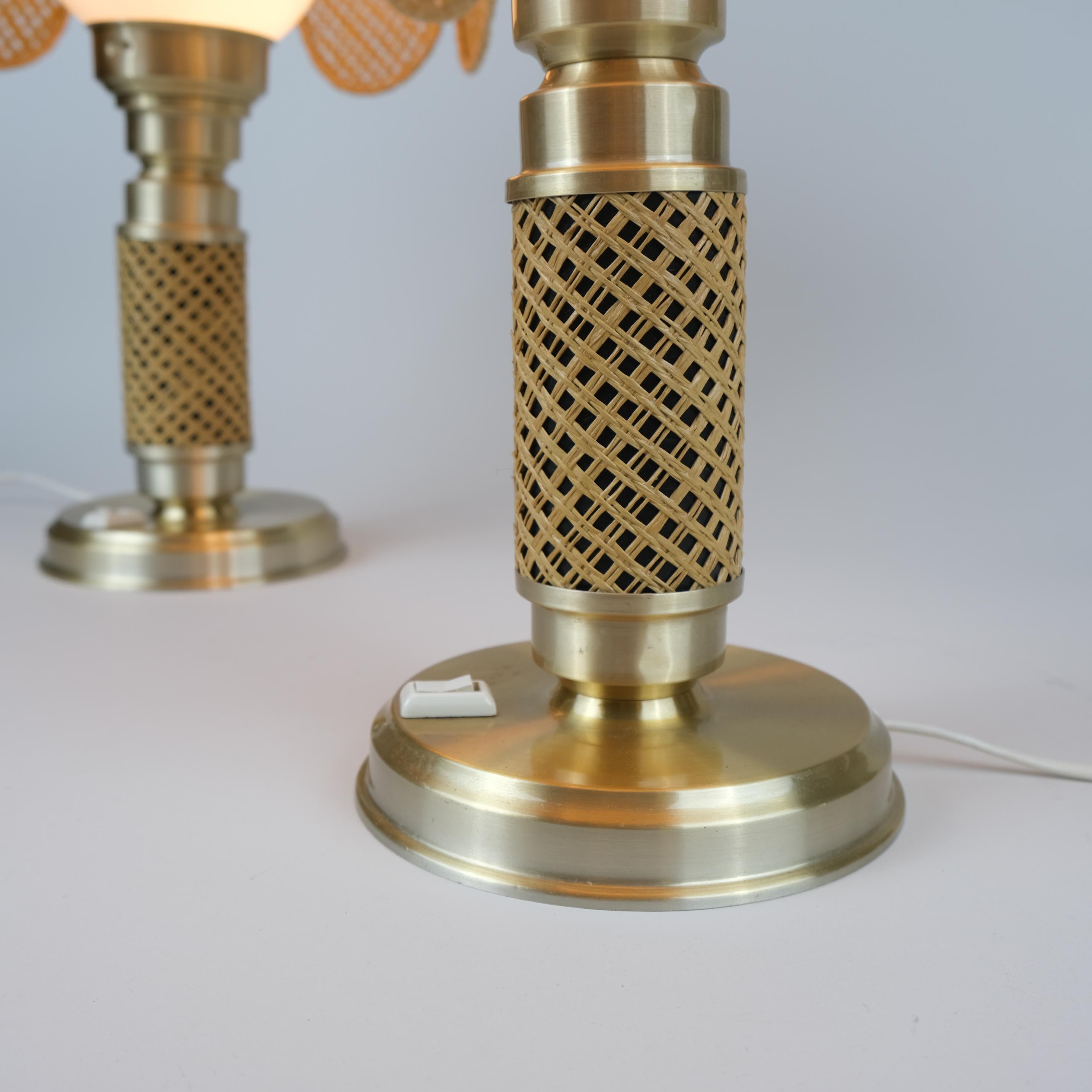 Metallo Nostalgica coppia di lampade da tavolo Boho di Ker-Lux, ottone e rattan, Finlandia anni '80 in vendita