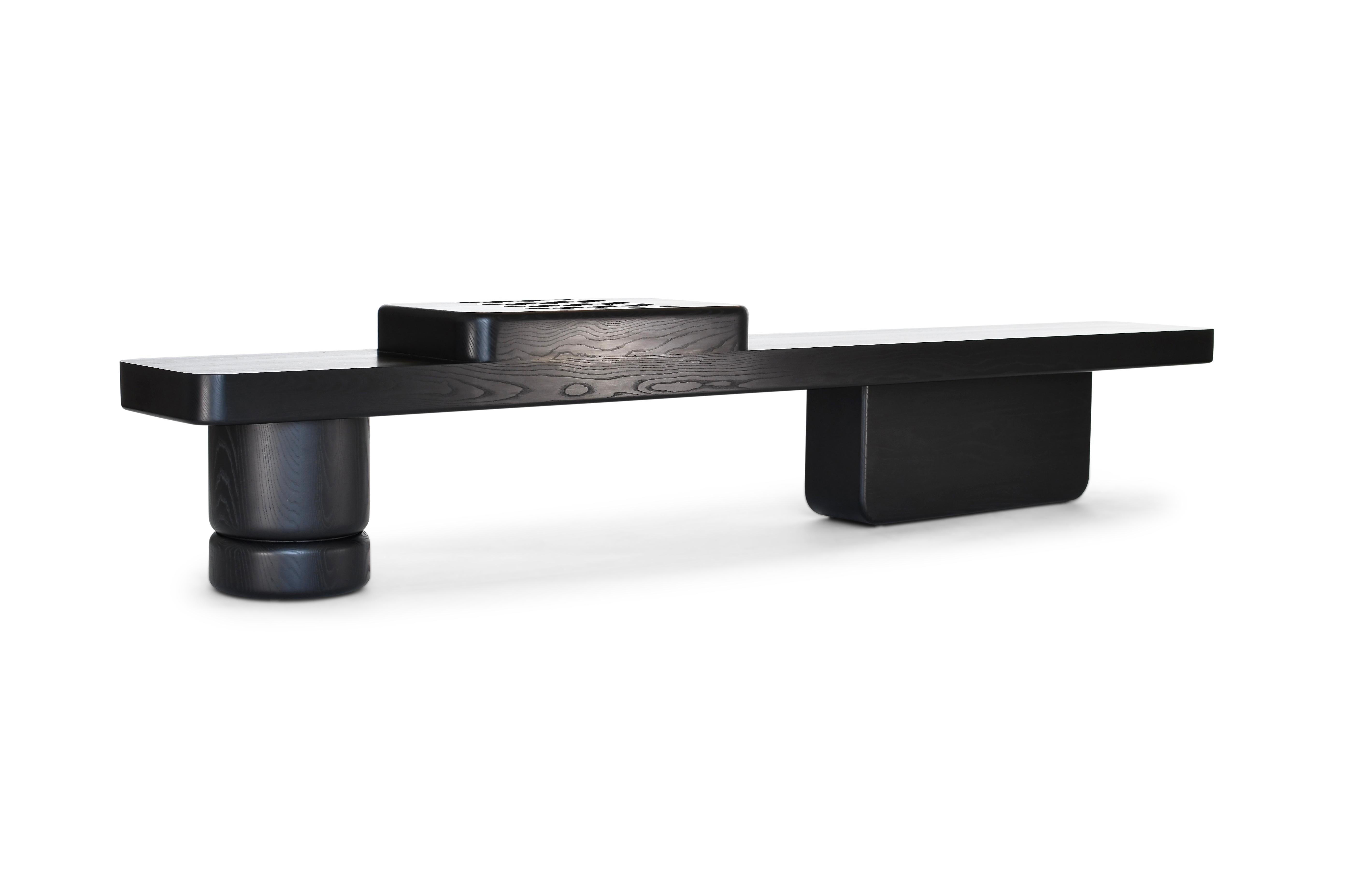 Le banc Nostromo attire l'attention par sa forme minimaliste frappante, s'inspirant du mouvement de design brutaliste. 

Son plateau monolithique en bois massif, soutenu par une base rectangulaire sculptée et une colonne ronde, crée un équilibre