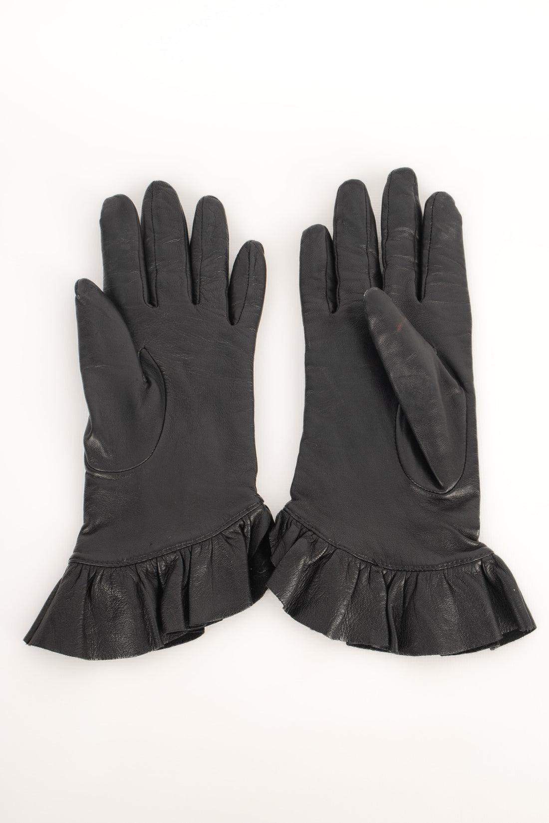 UNKNOWN - Black leather gloves edged with flounces.

Additional information:
Condition: Good condition
Dimensions: Length: 25 cm

SKU:ACC40