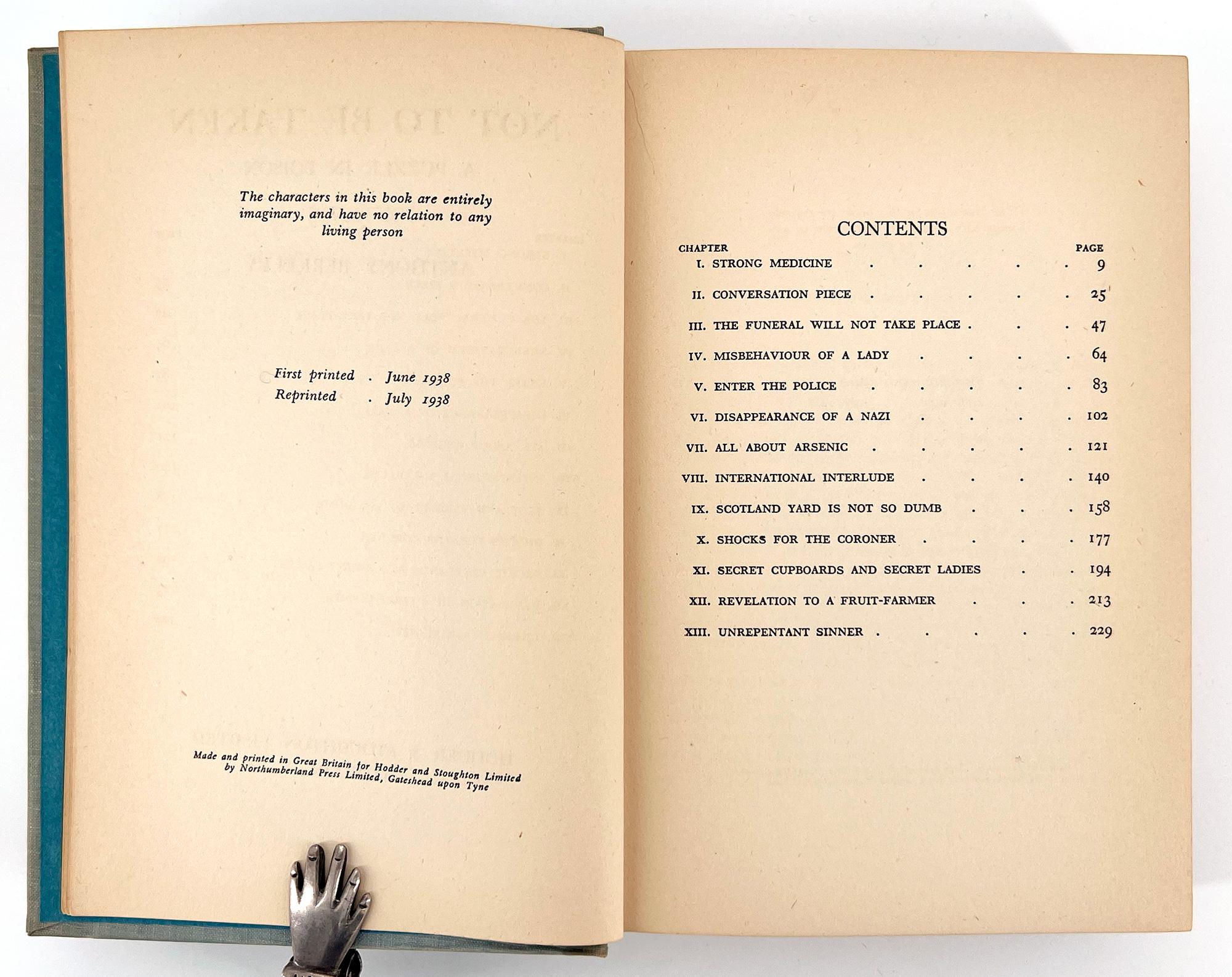 Londres : Hodder & Stoughton Limited, 1938. 
Première édition. 
8vo. 7 1/4 x 4 3/4 in. (182 x 121mm) ; pp. 356 + iii. Reliure en toile grise avec lettrage noir, tache d'humidité à la queue du dos, léger ton sur les bords des pages mais pas de taches
