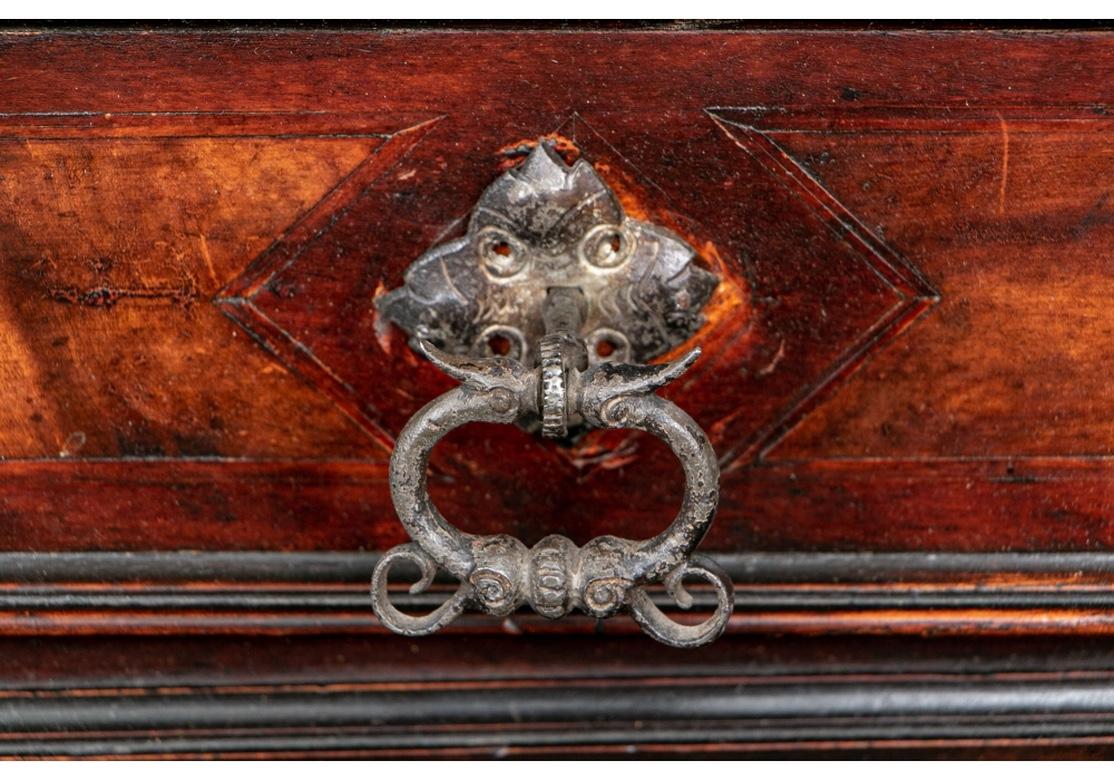 Remarquable meuble de rangement à deux étages en noyer sculpté du 17ème siècle de style Renaissance en vente 5