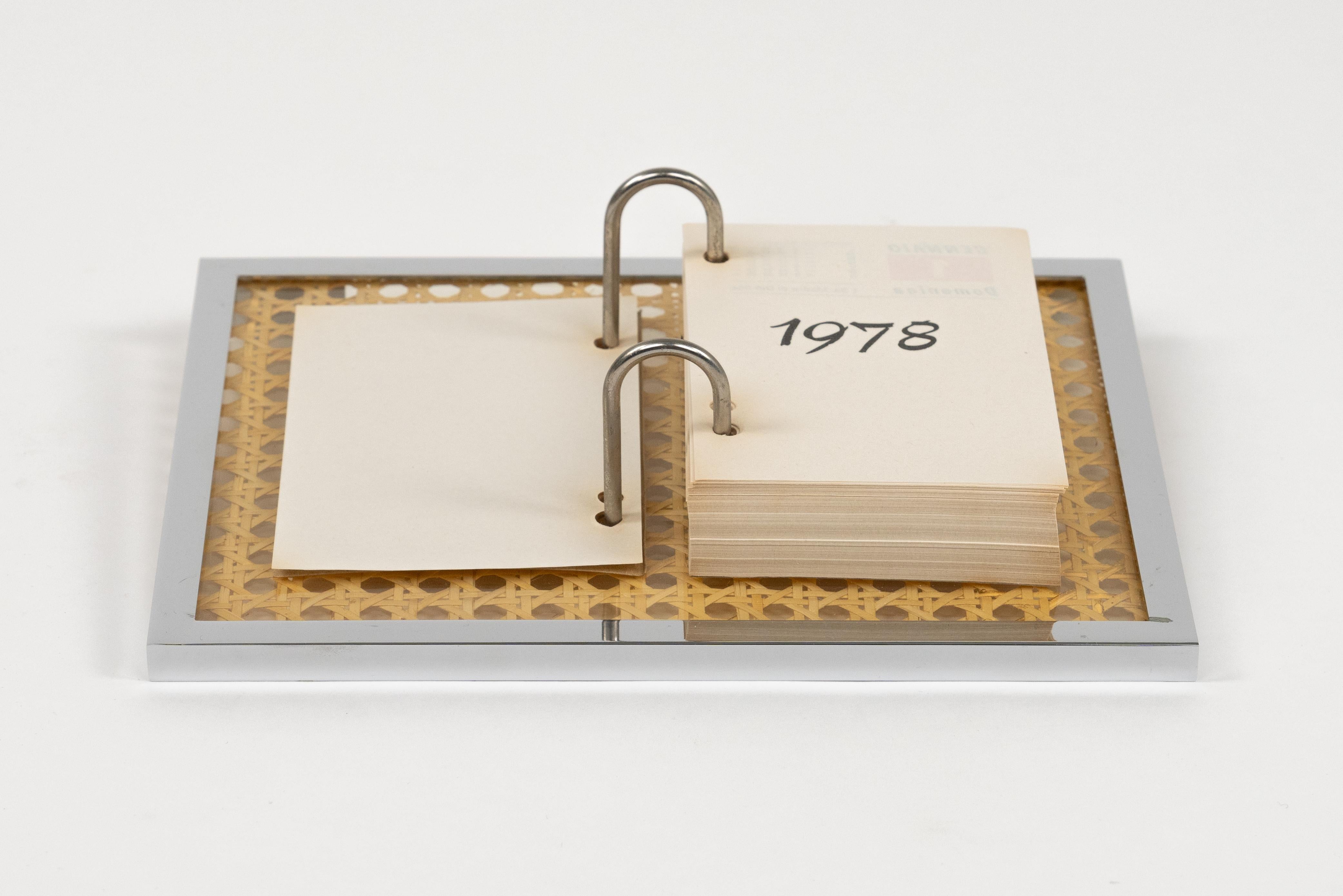 Wunderschöner Notizblockhalter aus der Mitte des Jahrhunderts aus Chrom, Lucite und Rattan im Stil von Christian Dior Home.  

Hergestellt in Italien in den 1970er Jahren.

Die ursprüngliche Agenda 1978 ist noch intakt und von der Zeit gealtert.
