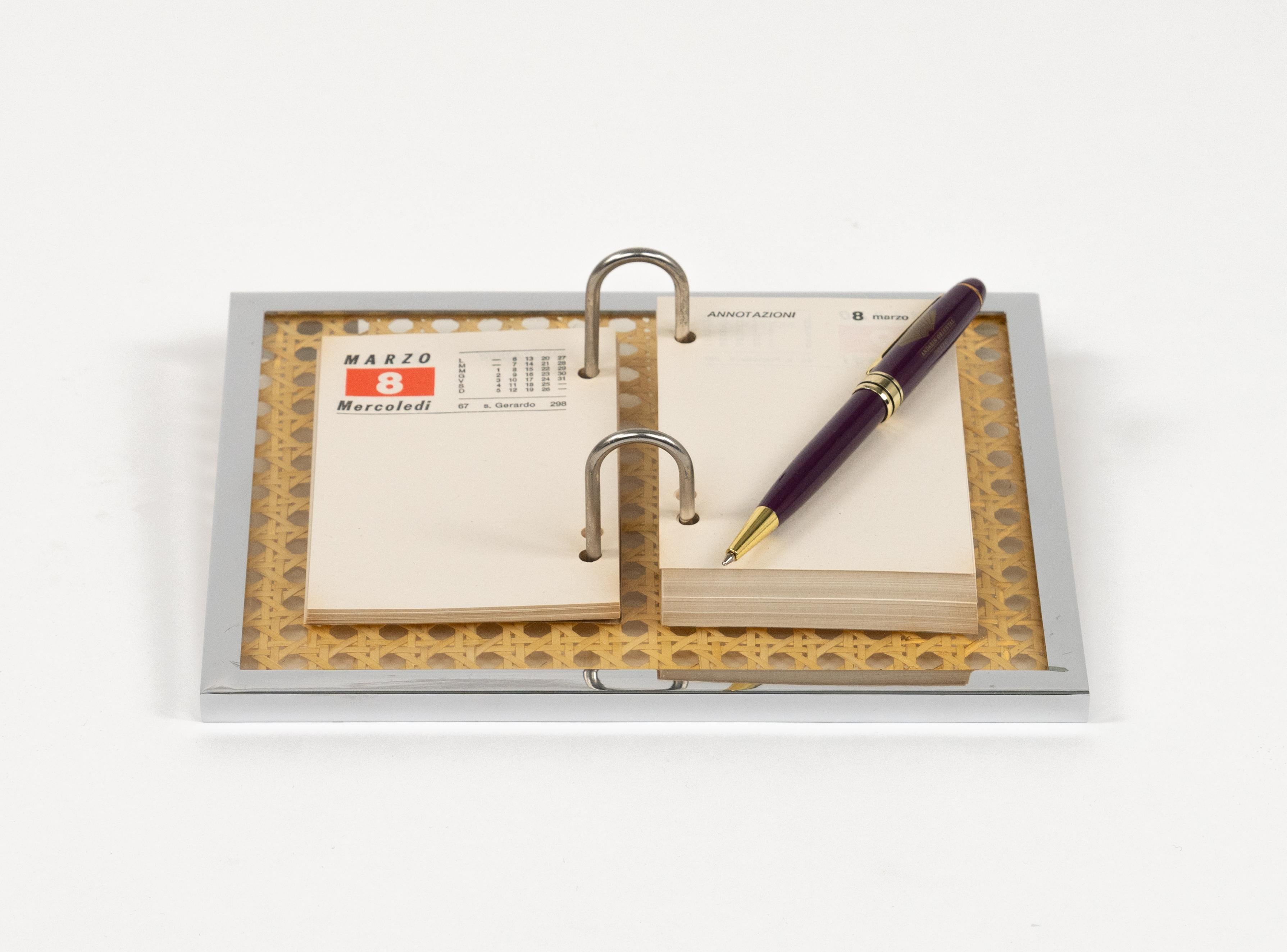 Notizblock Agenda in Chrom, Lucite und Rattan Christian Dior Stil, Italien 1970er (Ende des 20. Jahrhunderts) im Angebot