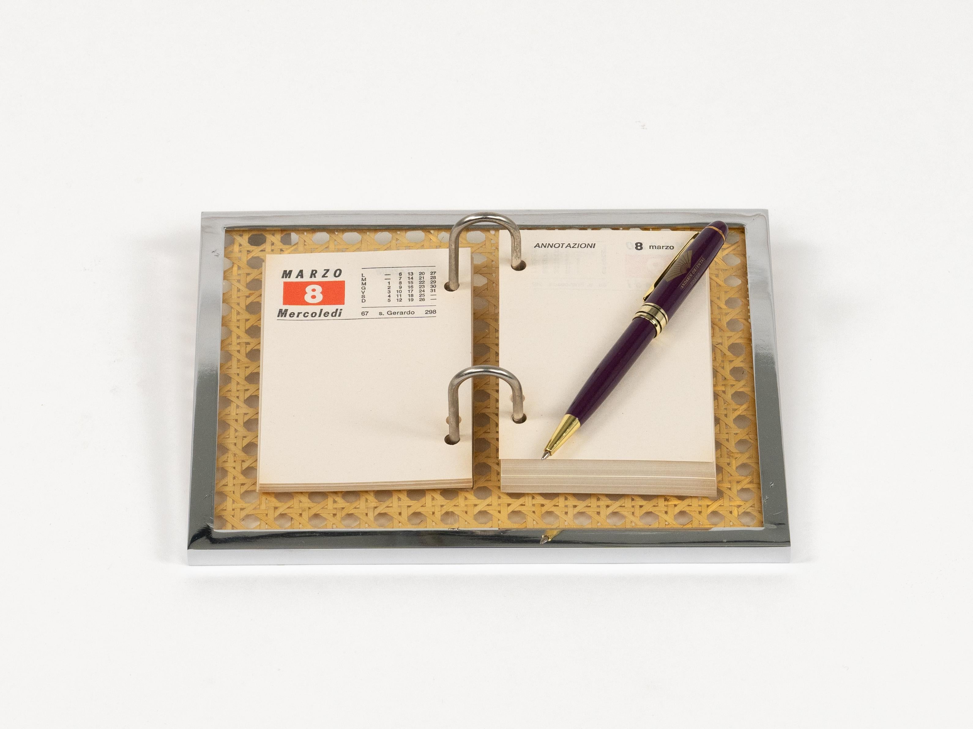 Notizblock Agenda in Chrom, Lucite und Rattan Christian Dior Stil, Italien 1970er im Angebot 1