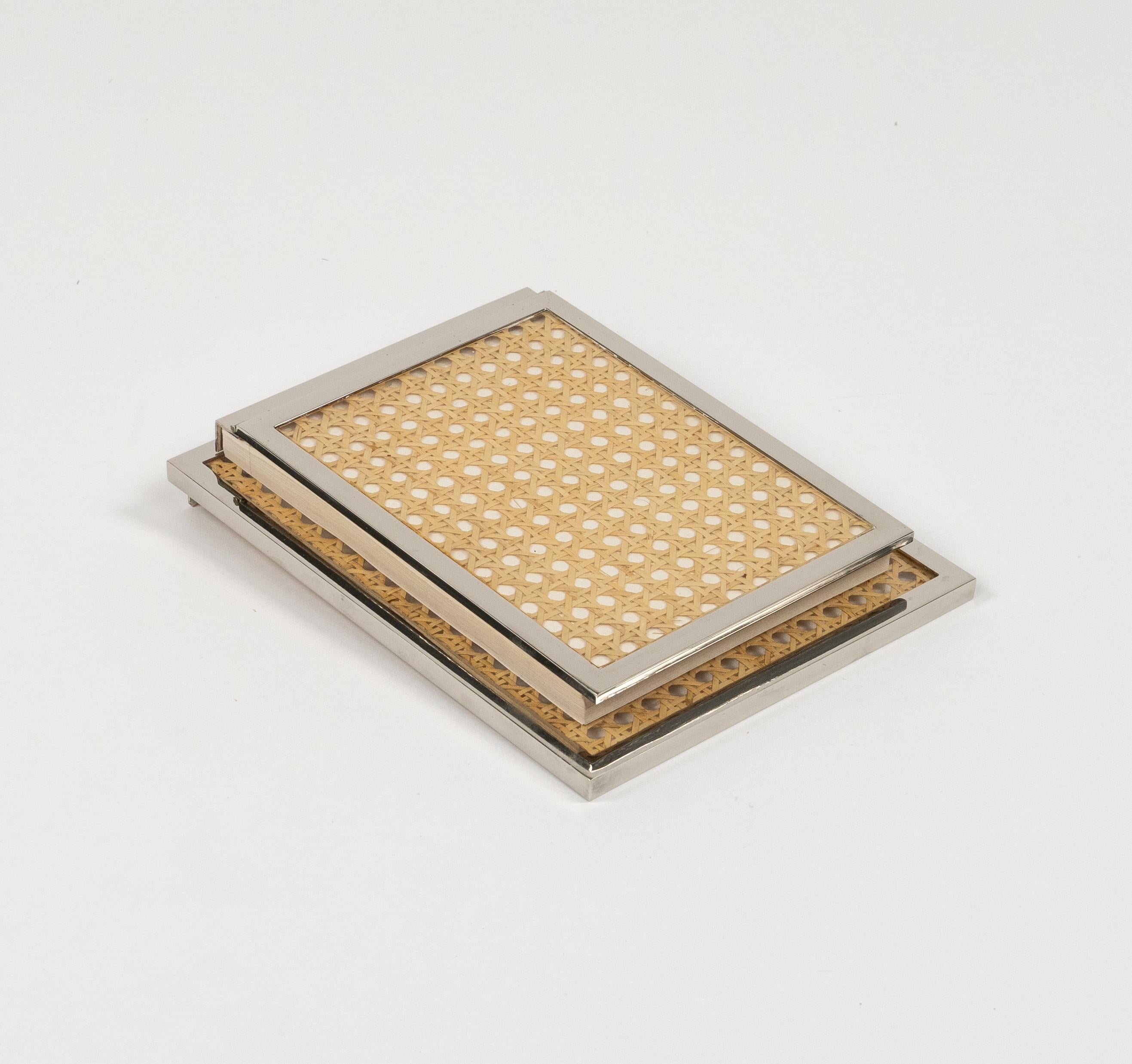 Magnifique porte-notes du milieu du siècle en chrome, lucite et osier dans le style de Christian Dior Home.

Fabriqué en Italie dans les années 1970.