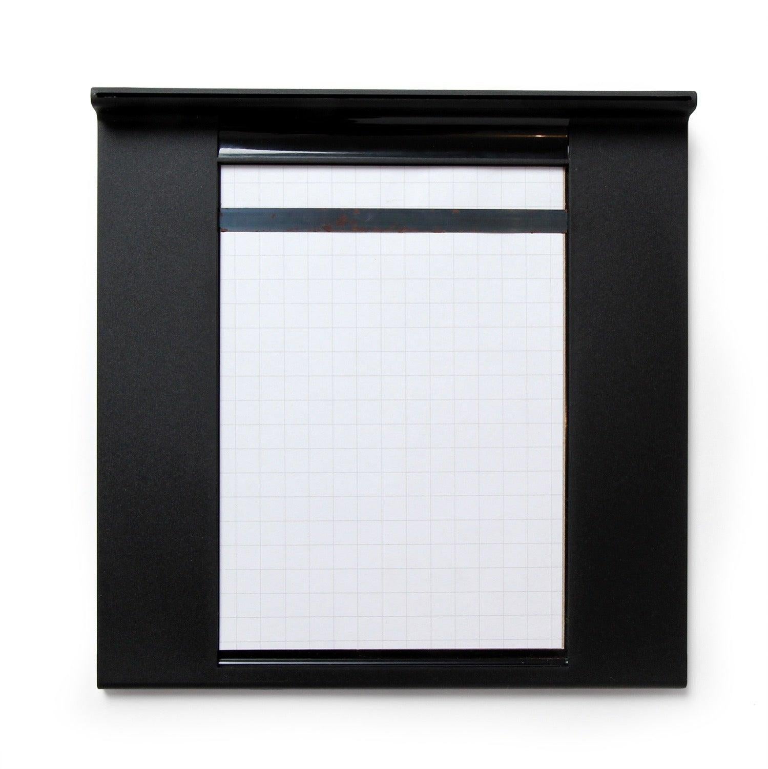 Ein Set von schlanken, fein detaillierten und eleganten Notizblockhaltern aus schwarzem Kunststoff, der kleinere davon mit einem eingebauten Stift. Kleines pad ist 6,75