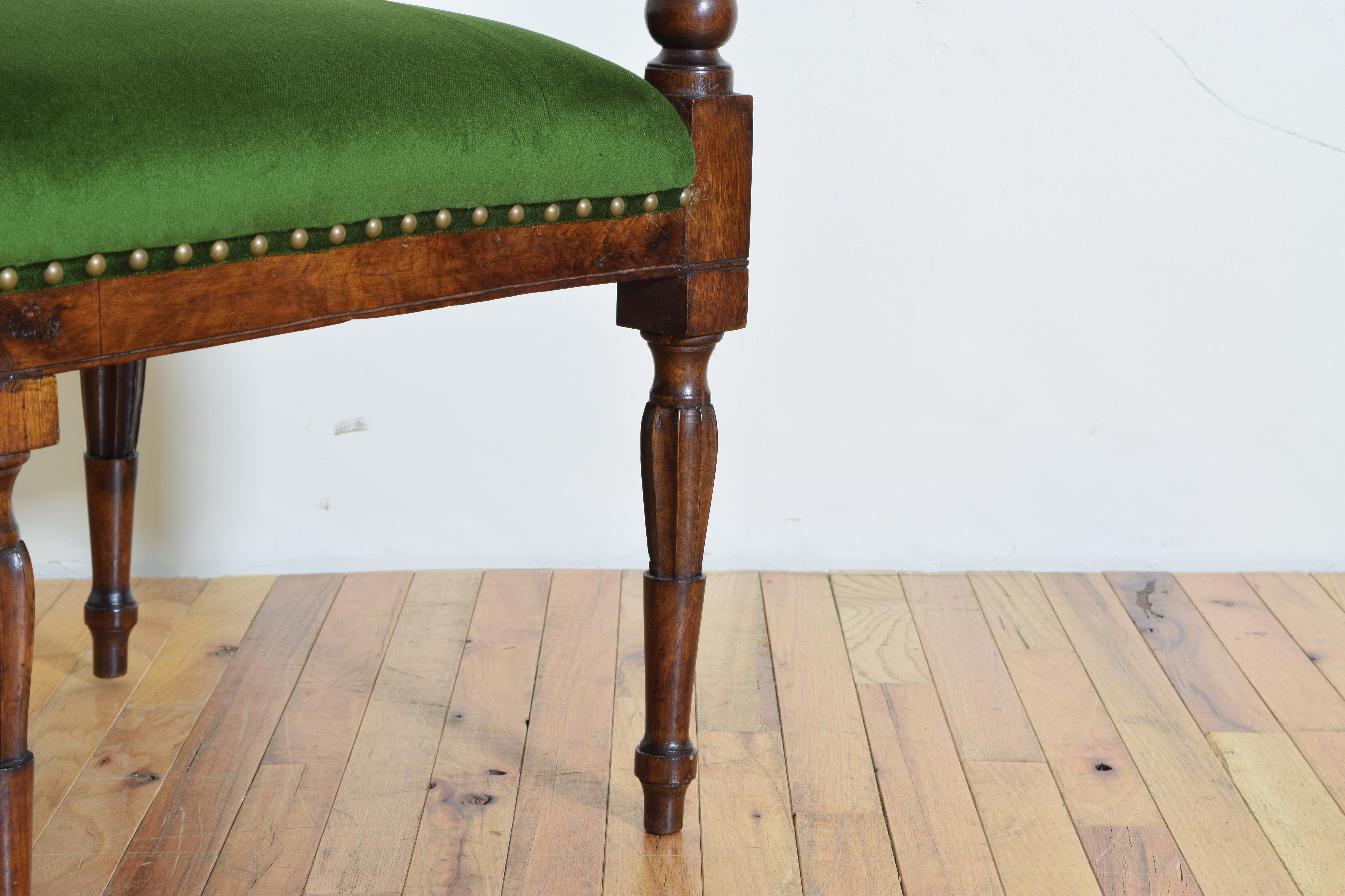 Nothern Italian Carved Walnut and Upholstered Bench Late 18th-Early 19th Century (Spätes 18. Jahrhundert)
