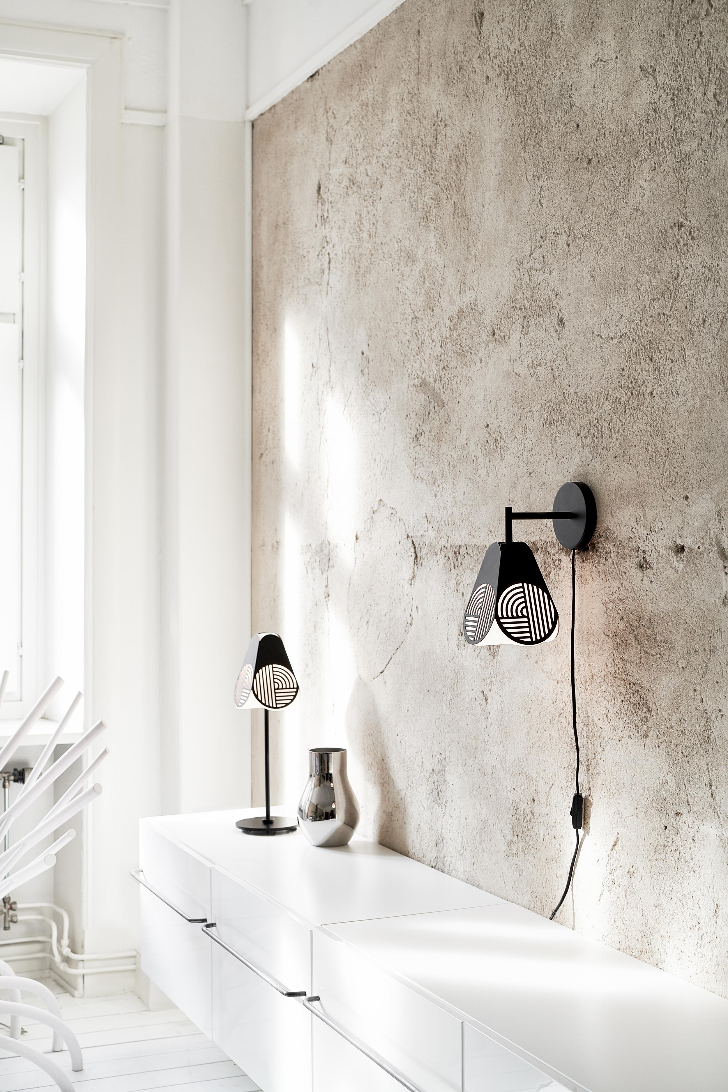 Moderne Lampe d'applique noire par Bower Studio en vente
