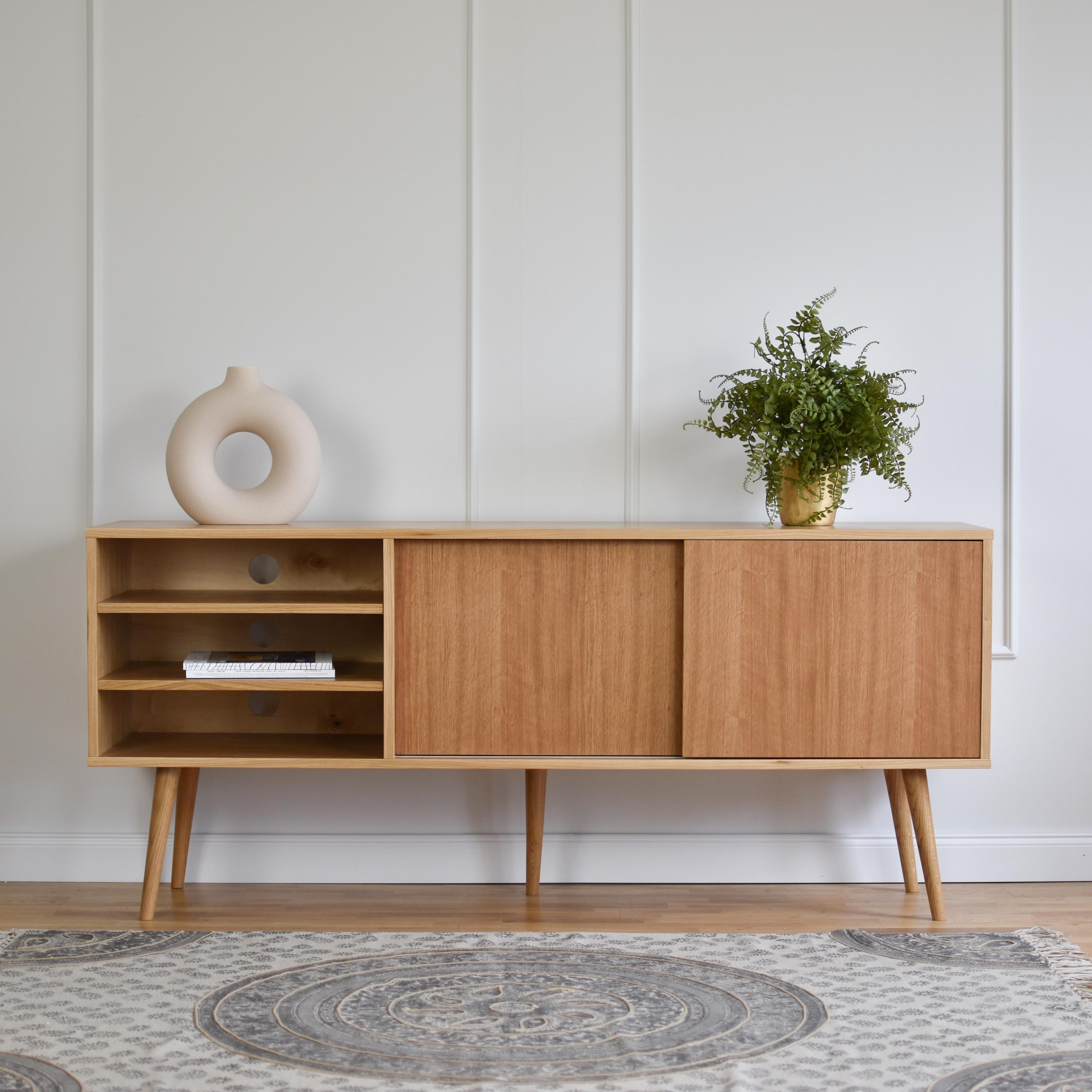 Enfilade moyen Noto par Pastform
Dimensions : D 40 x L 170 x H 75 cm.
MATERIAL : Bois teinté et verni.

Disponible en différentes couleurs de bois : Whisky, Rhum, BPA, Nobel, Brandy, Schwarz et Natura. Disponible en trois largeurs : 150/170/190 cm.