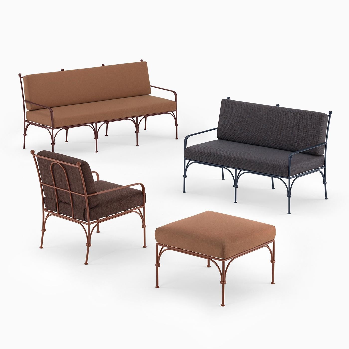 An impeccable addition to terraces or patios for a dash of chromatic warmth, this outdoor sofa boasts a generous design suggesting to be enjoyed in good company. Spherical finials and subtle arches - fitted to the frame by means of ring-like joints