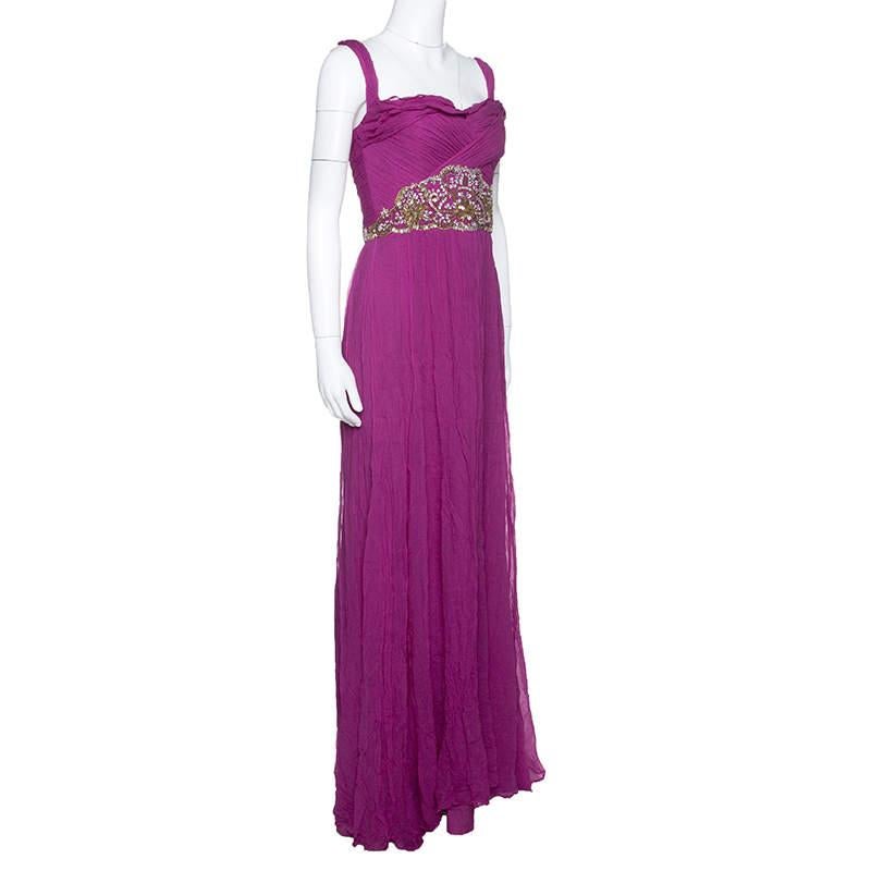 Cette robe grecque de Notte By Marchesa est un choix idéal pour les événements à cravate noire et les cocktails. Elle présente un corsage drapé rehaussé de plis pressés qui descendent jusqu'à un bas en mousseline de soie fluide. La taille joliment
