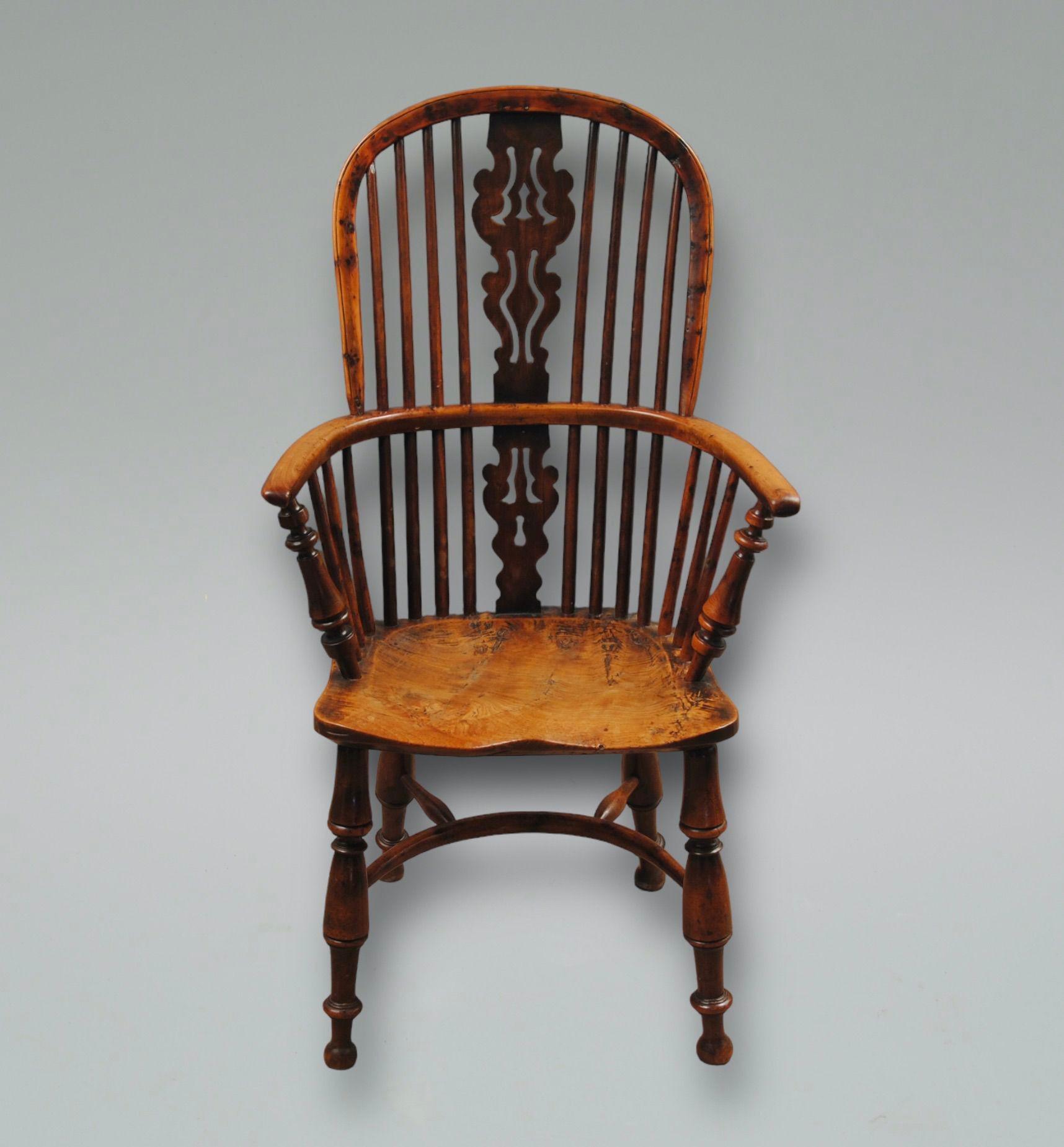 Ein gutes Beispiel für einen Sessel aus Eibenholz mit hoher Rückenlehne aus dem 19. Jahrhundert in Nottinghamshire mit einem gut durchbrochenen Splat und einem wunderbar gemaserten Ulmensitz.
Circa 1840.