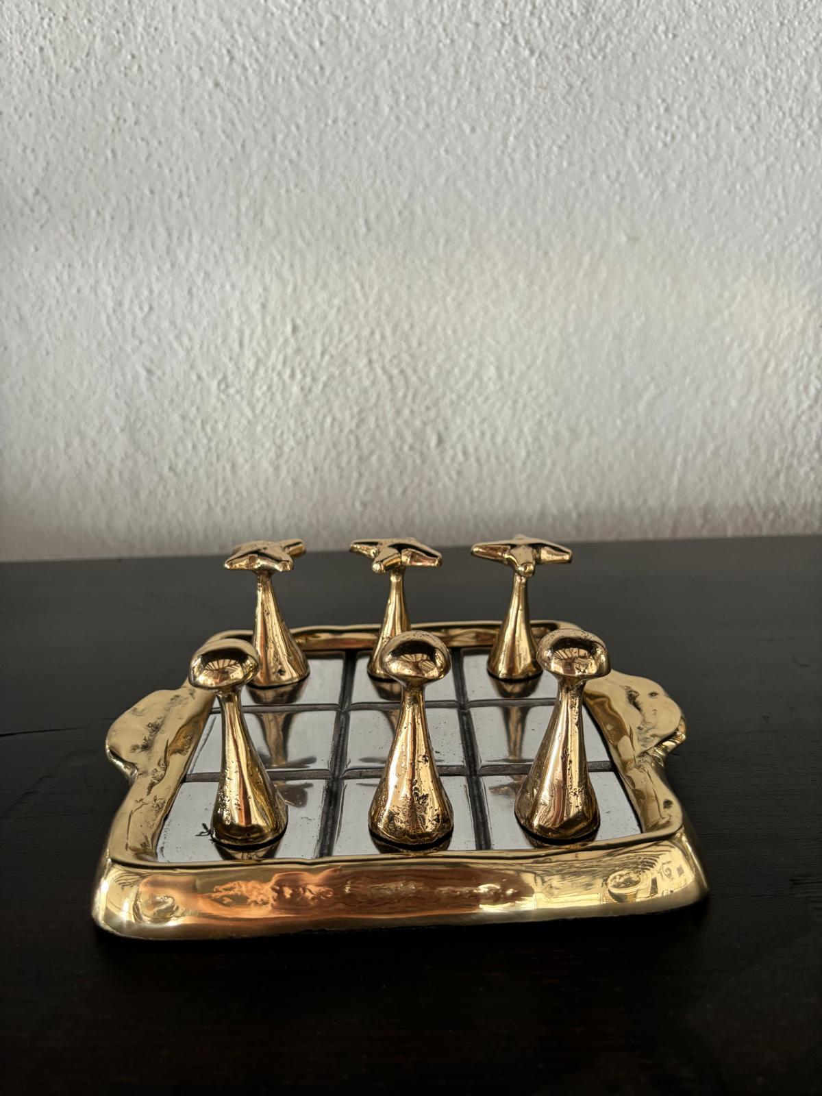 Noughts & Crosses Spiel M001, handgefertigt aus gegossenem Messing und Aluminium im Angebot 1
