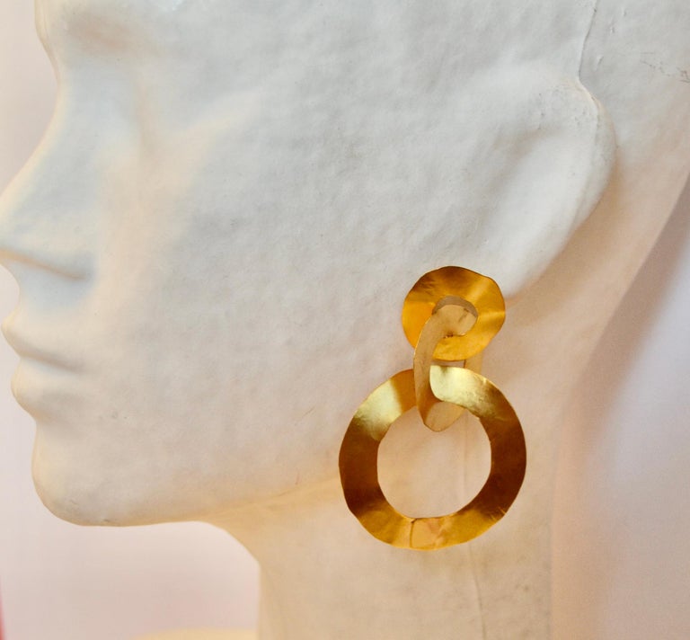 Nounzein Gilded Brass 3 Circle Earrings In New Condition For Sale In Virginia Beach, VA
