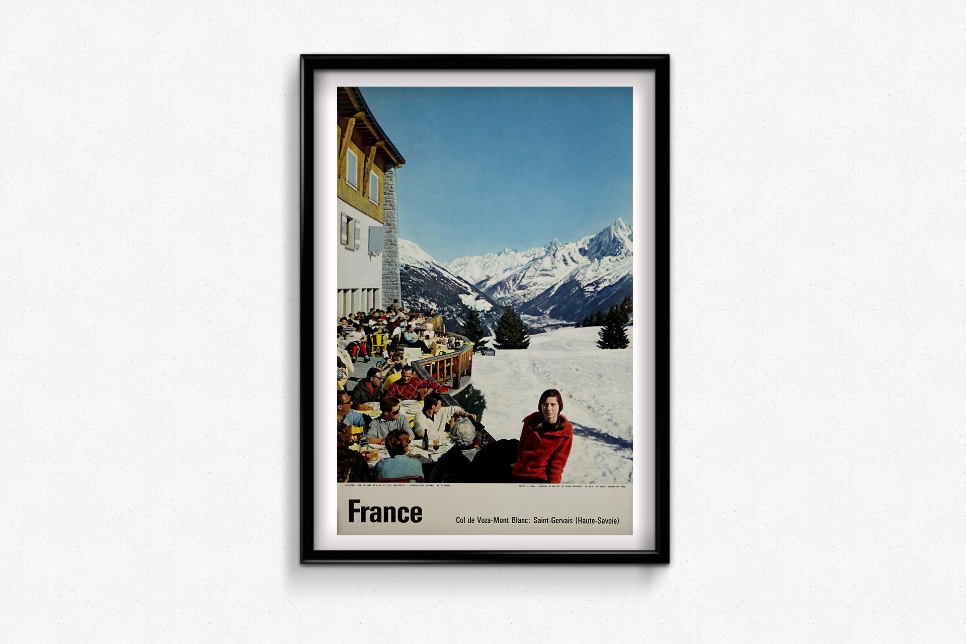 Cette affiche de voyage de 1962, conçue par Nourry, capture l'essence du tourisme alpin français au Col de Voza, Mont Blanc, à Saint-Gervais (Haute-Savoie). Avec ses couleurs vives et sa composition dynamique, elle invite les spectateurs à découvrir
