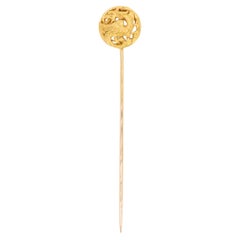 NOURY (atribuido a) Alfiler de corbata neorrenacentista quimera de oro amarillo