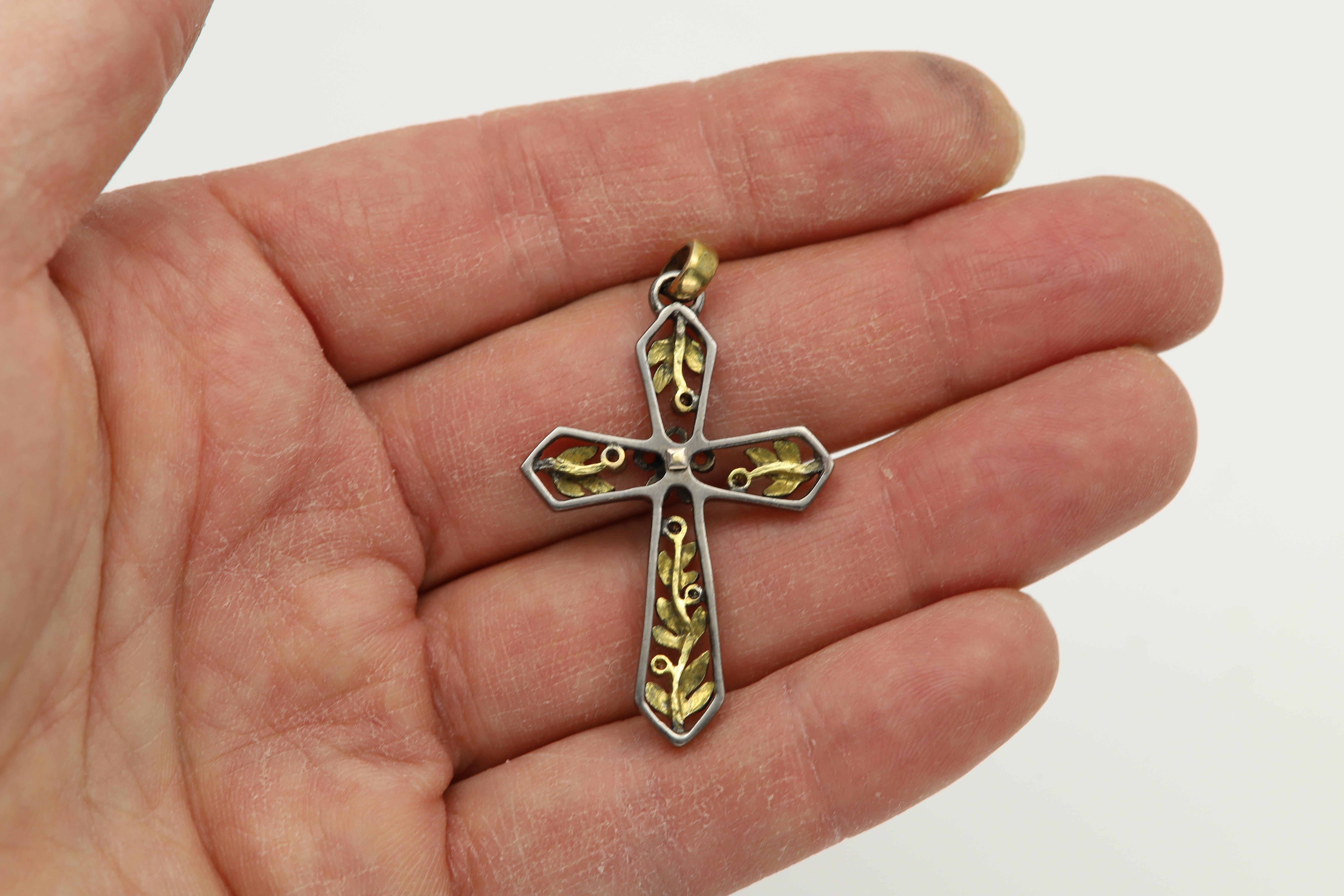 Croix Art nouveau en or jaune 18 carats, argent, diamants et saphirs en vente 10