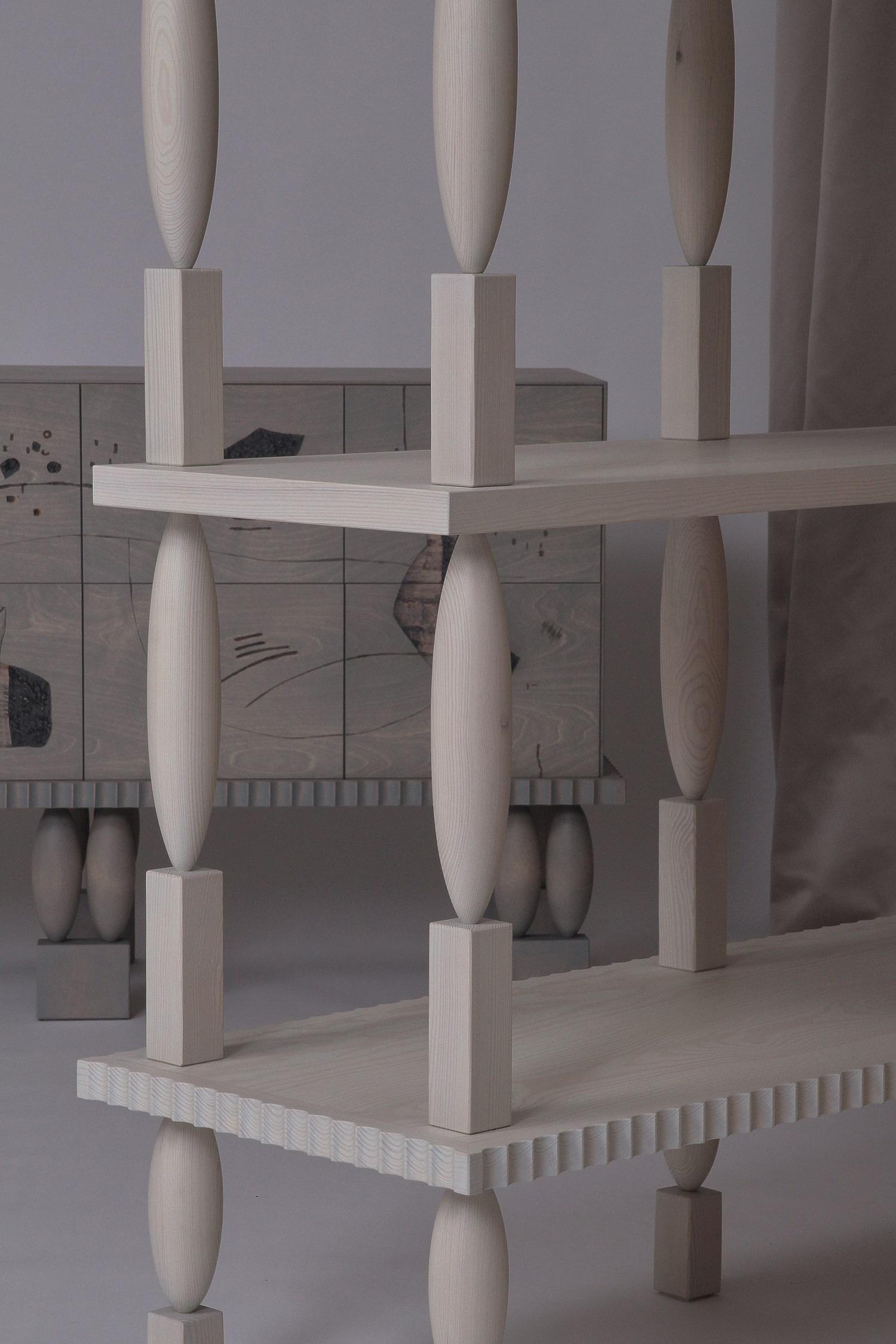 Zarte, matte Möbelkollektion mit weicher Haptik - inspiriert von der Ästhetik des Jugendstils. Der Jugendstil orientiert sich an den Werken von Jugendstilkünstlern wie František Bílek. Als Hommage an ihre Interdisziplinarität überschreiten die Möbel