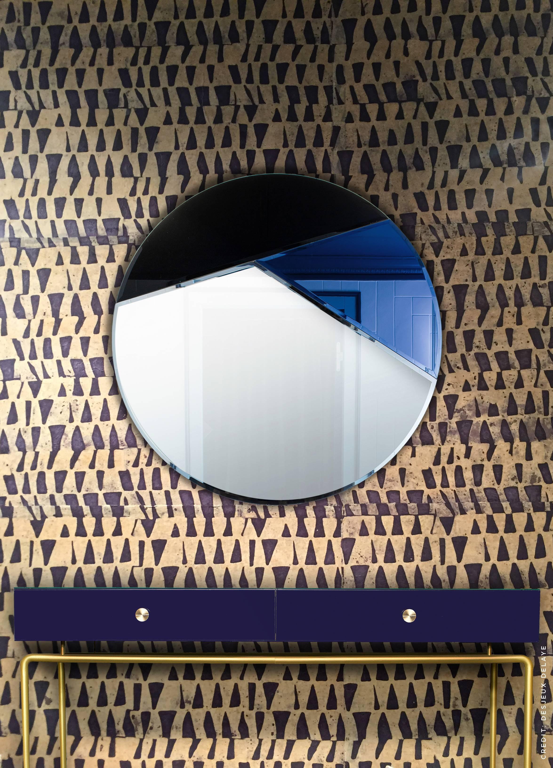 Nouveau design colorful mirror Nouveau 80
Mirror
4 mm faceted mirror on black painted mdf
Diameter: 80 cm

Nouveau 80
The Nouveau 70/80/90 round mirror series unites elegance with simplicity and is characterised by its geometric color